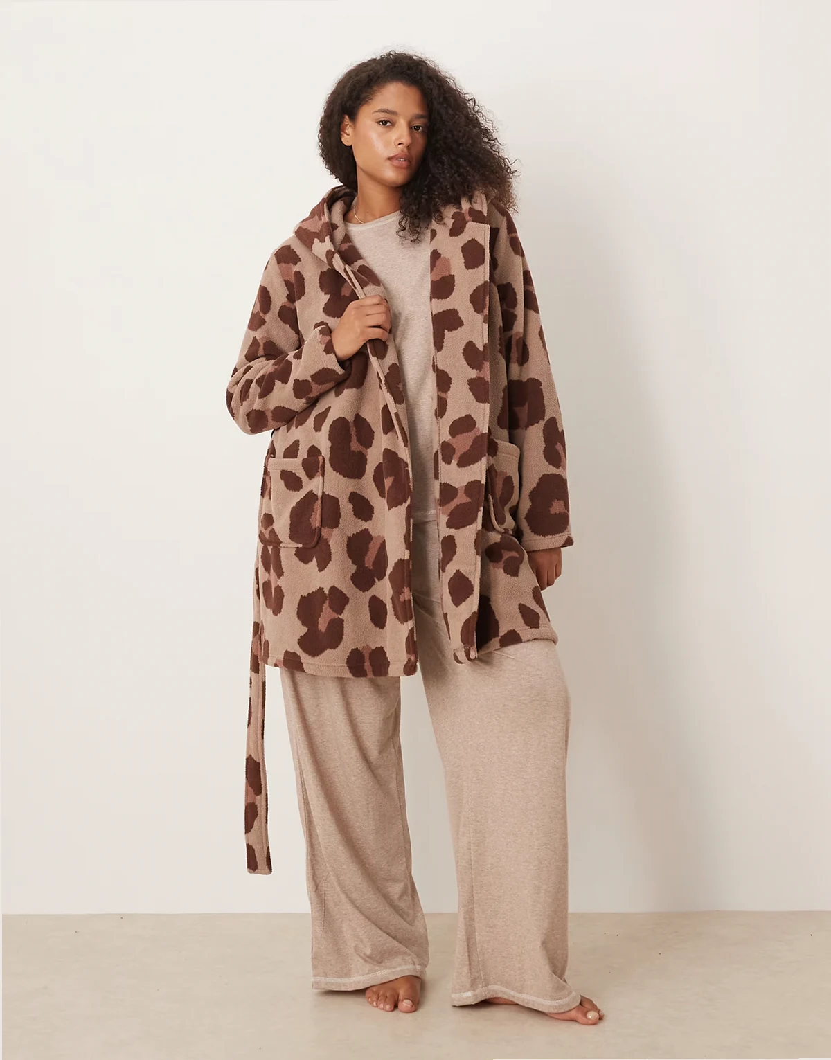 ASOS DESIGN Curve – Kurzer Bademantel aus Microfleece mit Leopardenmuster