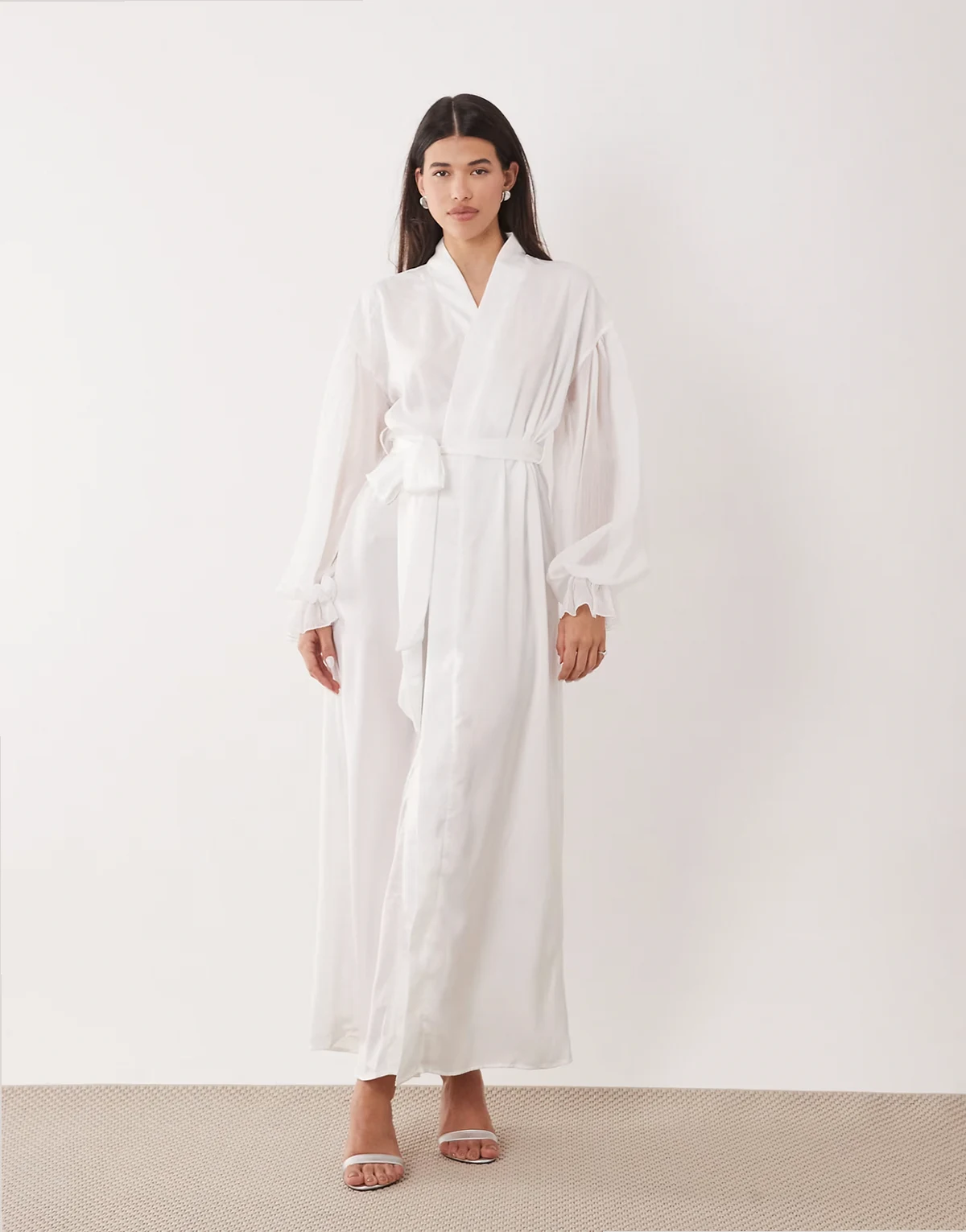 – Bridal – Maxi-Bademantel aus Satin in Elfenbein mit Chiffonärmeln