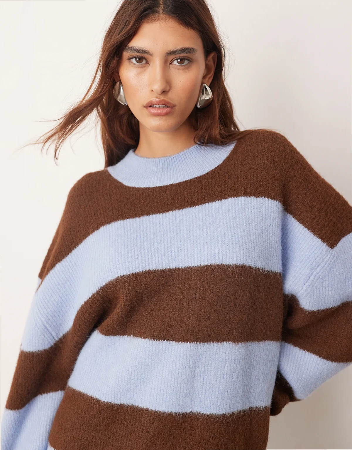 – Dzianinowy sweter oversize z okrągłym dekoltem w niebiesko-czekoladowe paski