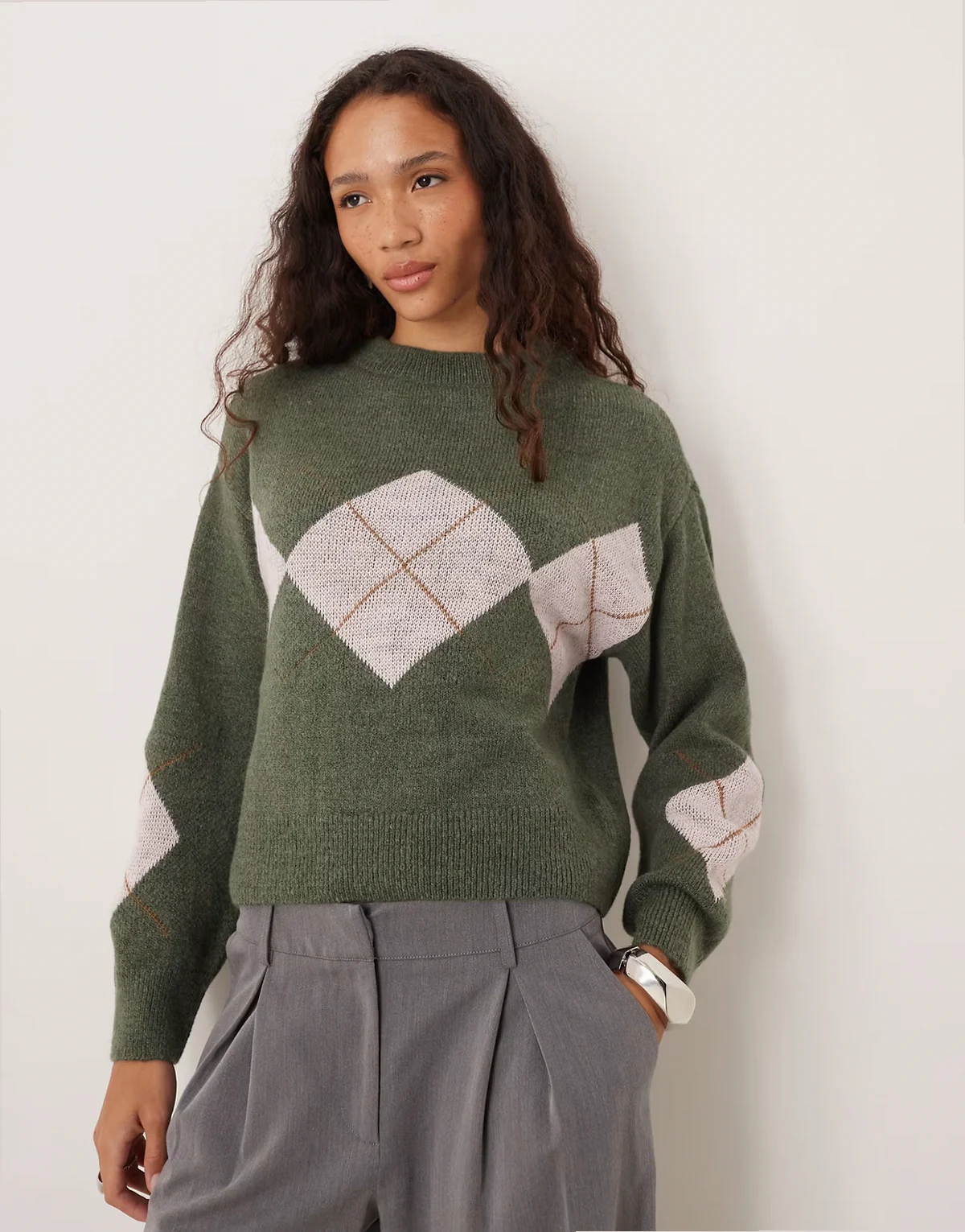 – Karierter Strickpullover in Dunkelgrün mit Pastellfarben
