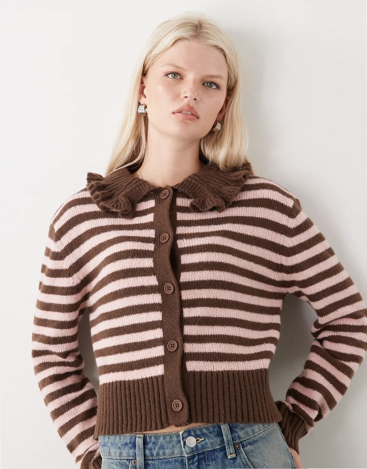– Gestreifte Strickjacke in Rosa und Braun mit Rüschenkragen