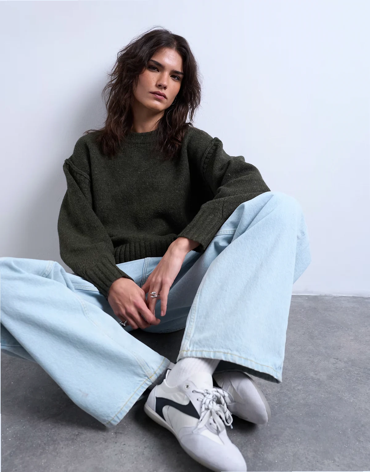 – Dzianinowy gładki sweter w kolorze khaki z wyeksponowanymi szwami