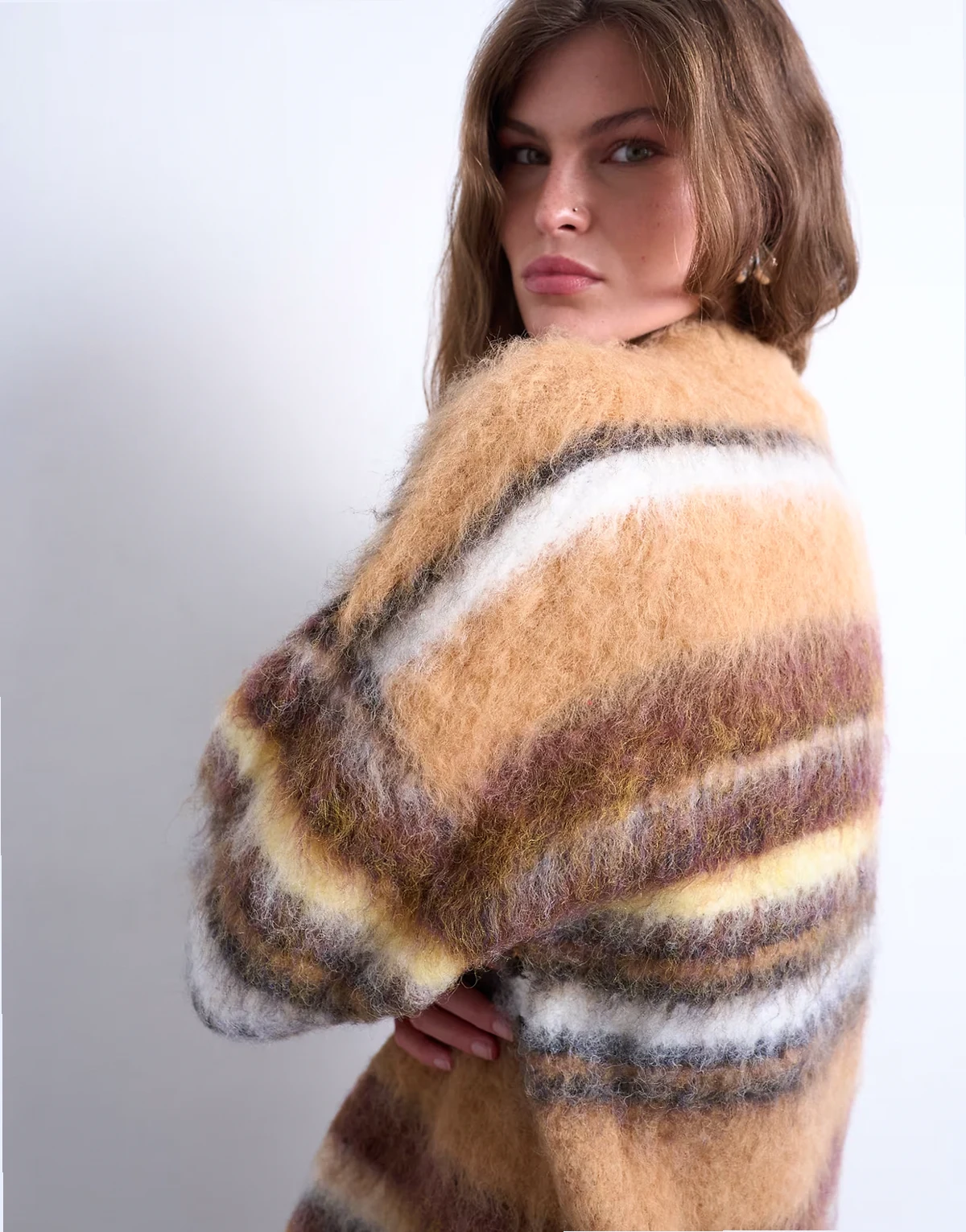 – Dzianinowy sweter oversize w paski w kolorze neutralnym