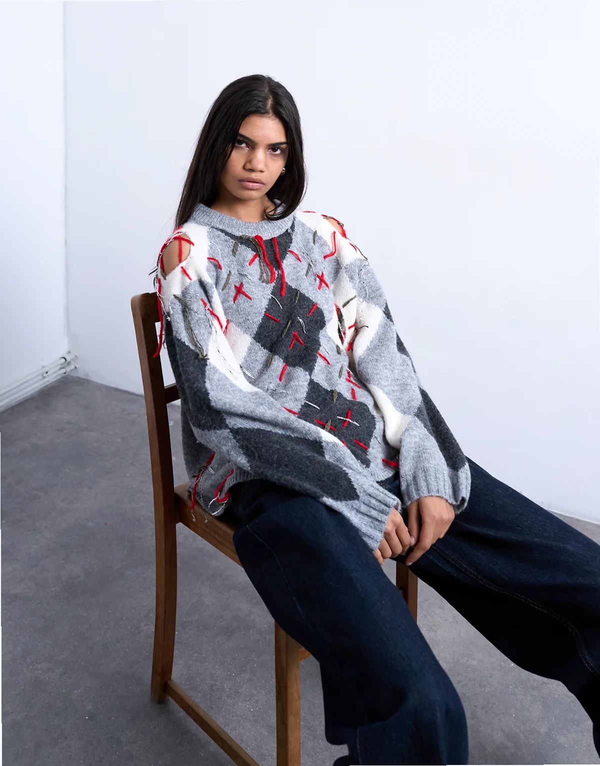 – Sweter w romby z efektem znoszenia
