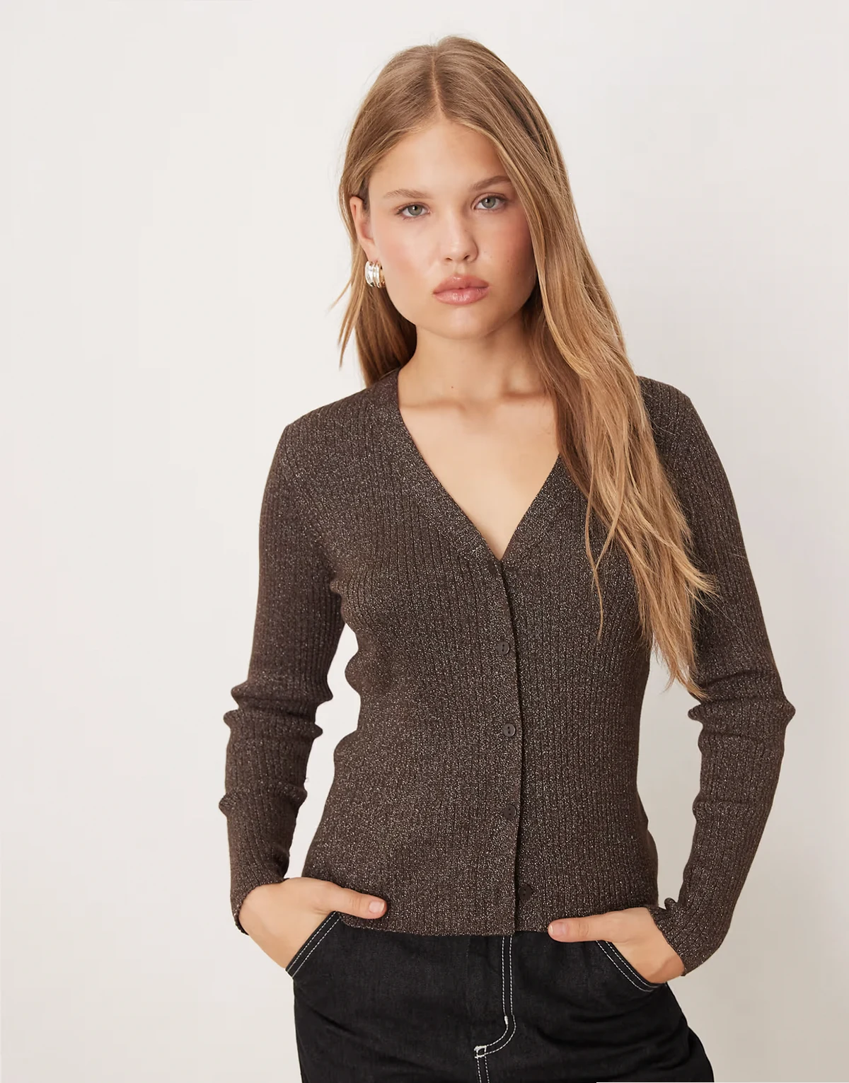 – Gerippte Strickjacke in gesprenkeltem Braun mit V-Ausschnitt