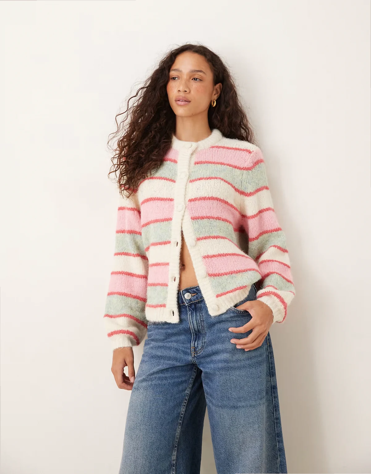 – Gestreifte Strickjacke in Creme und Pastellfarben