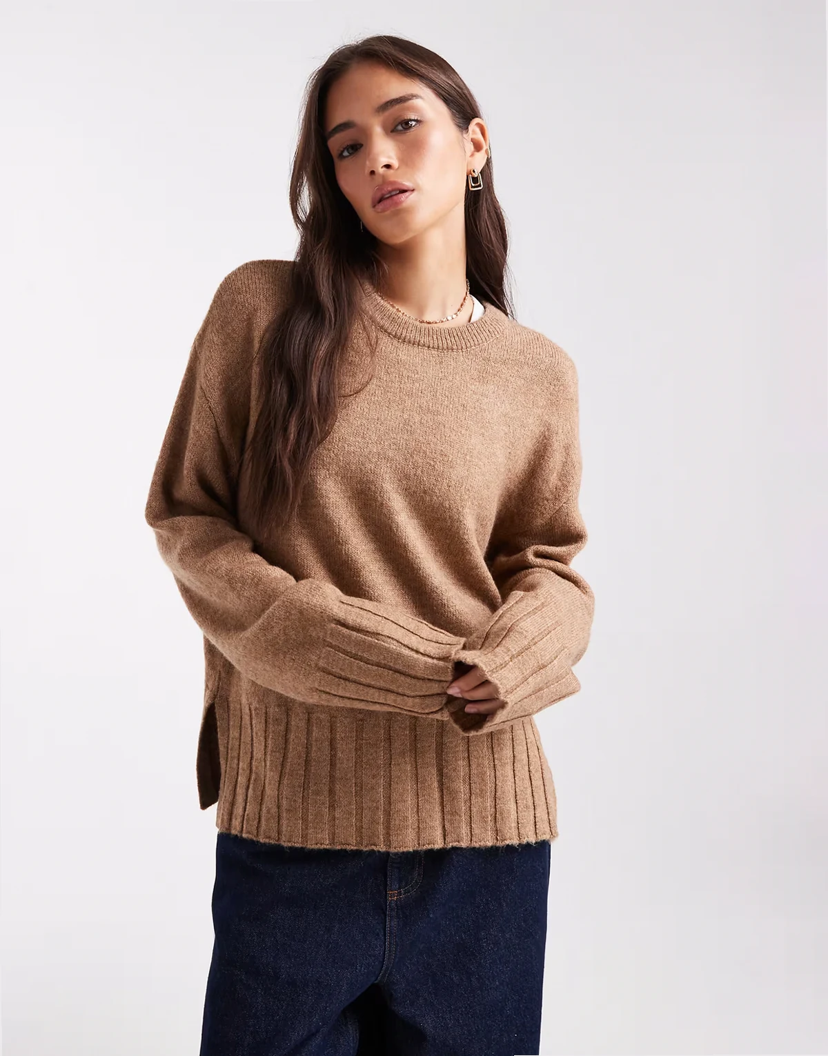 – Kawowy sweter z szerokimi rękawami