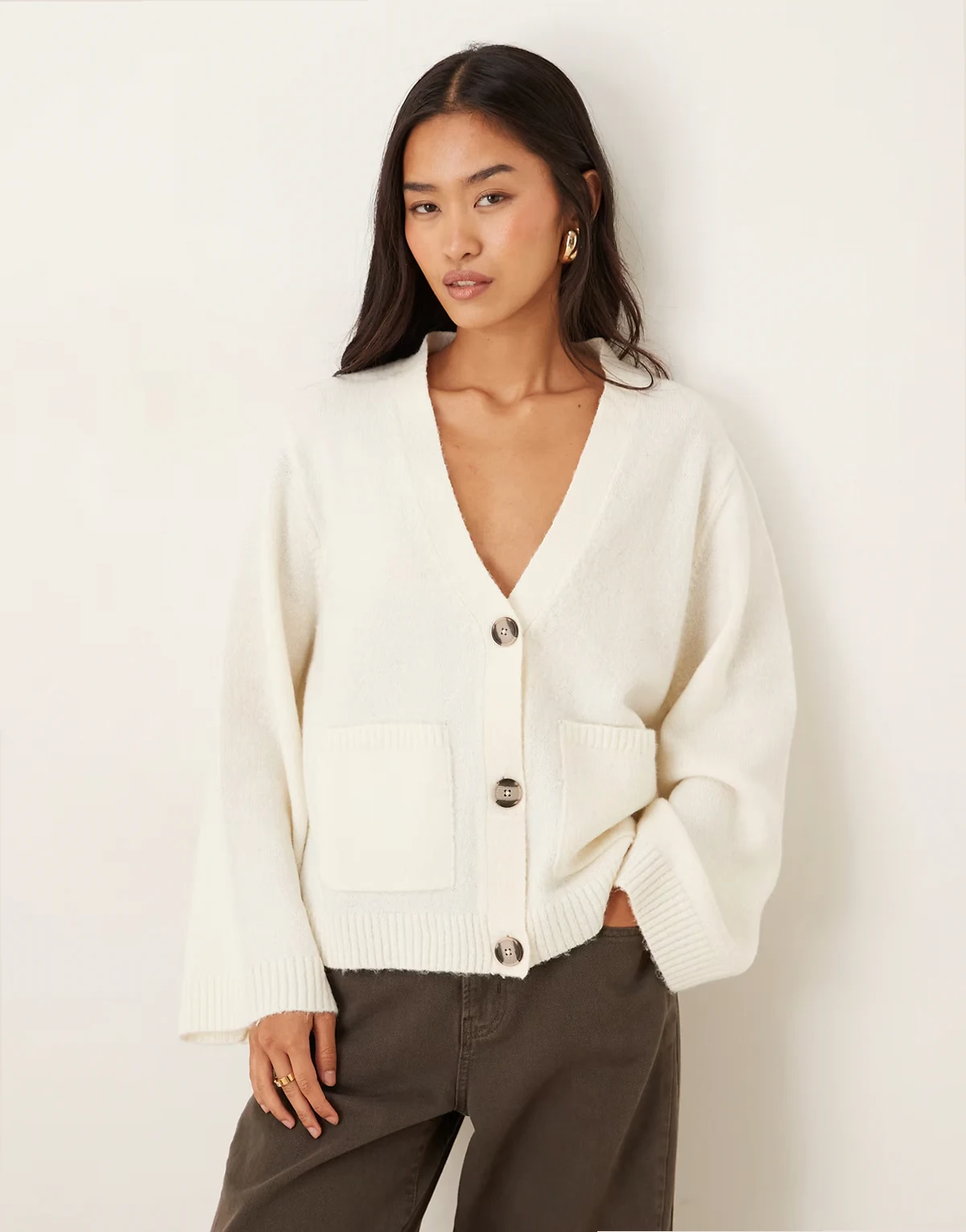 – Relaxed-Fit-Strickjacke in Creme mit Taschen