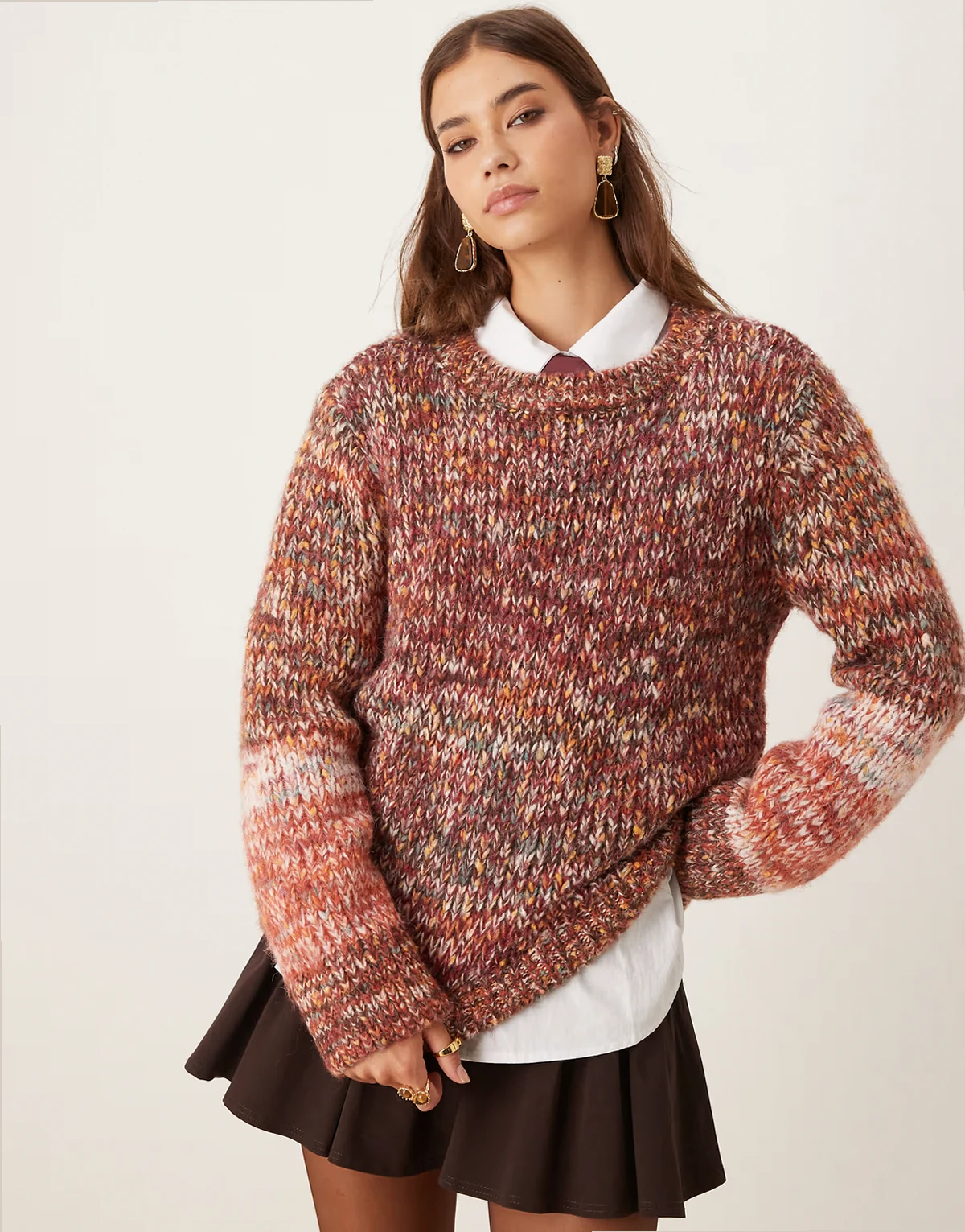 – Grobstrick-Pullover aus buntem Garn in Rot und Braun