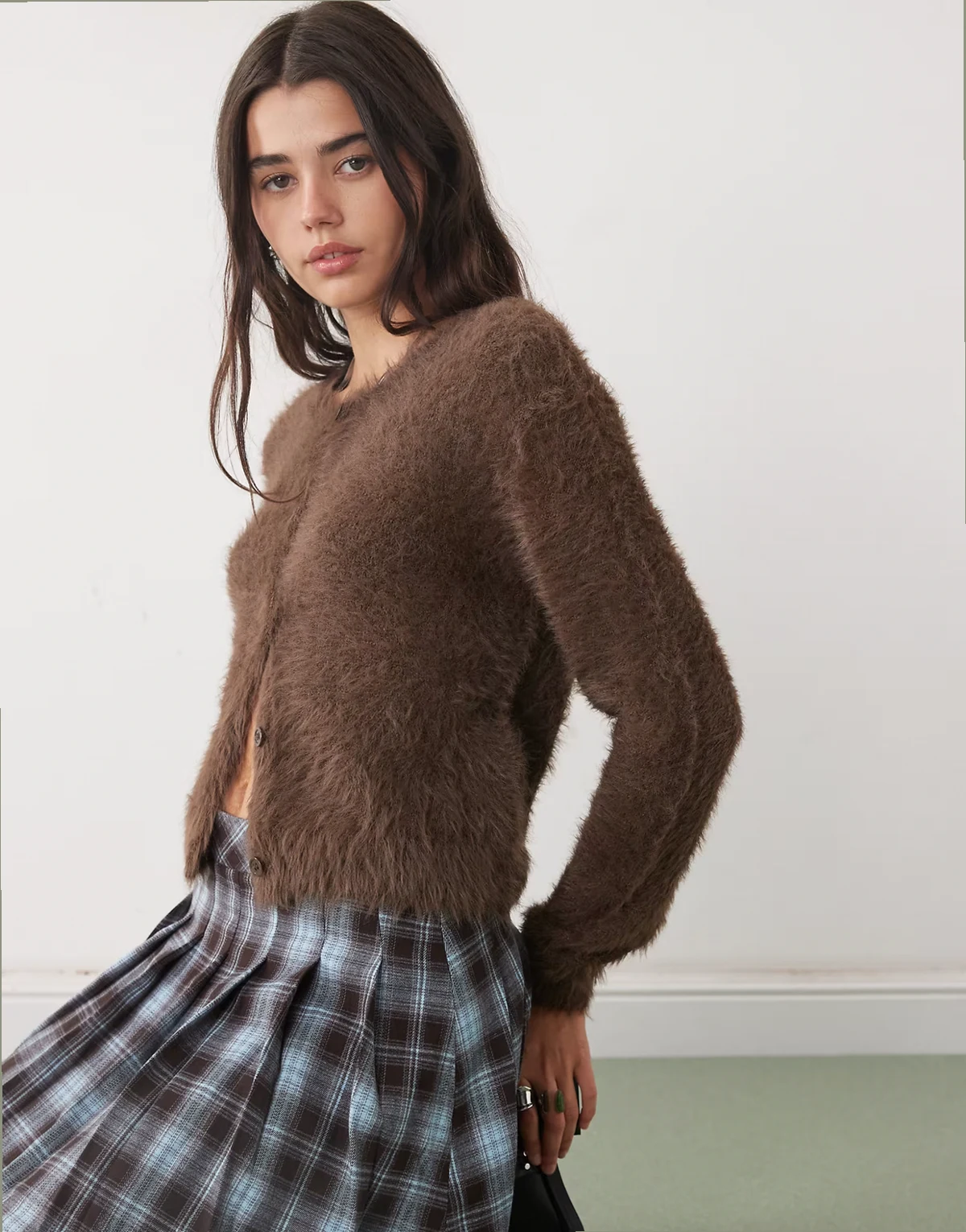 – Flauschige Strickjacke in Schokobraun