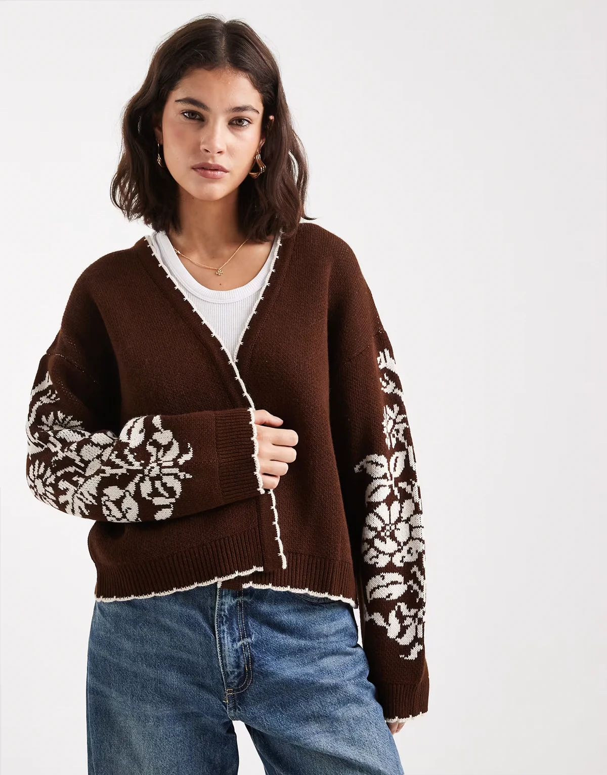 – Strickjacke in Schokobraun mit Languettenstich und Blumen-Stempelprint
