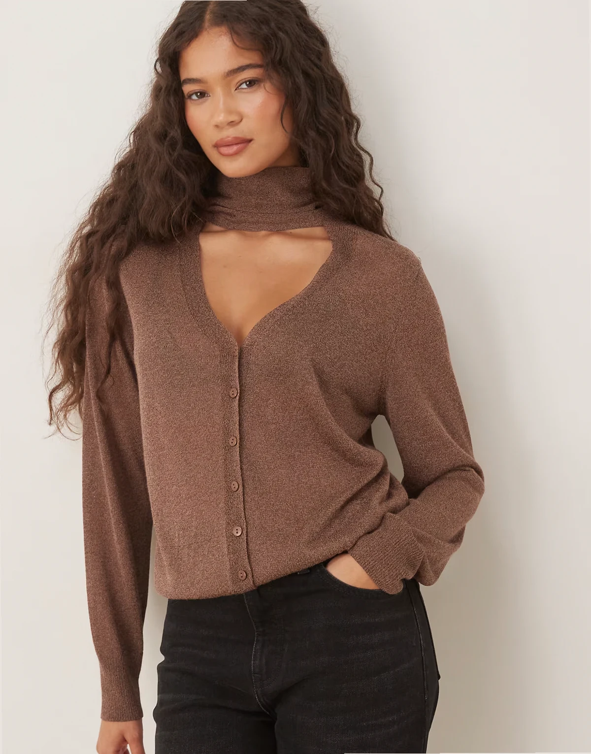 – Feinstrickjacke in Braun mit Bindedetail am Ausschnitt