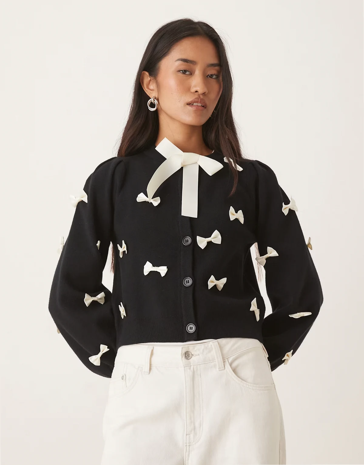 – Czarny kardigan z kontrastowymi kokardkami
