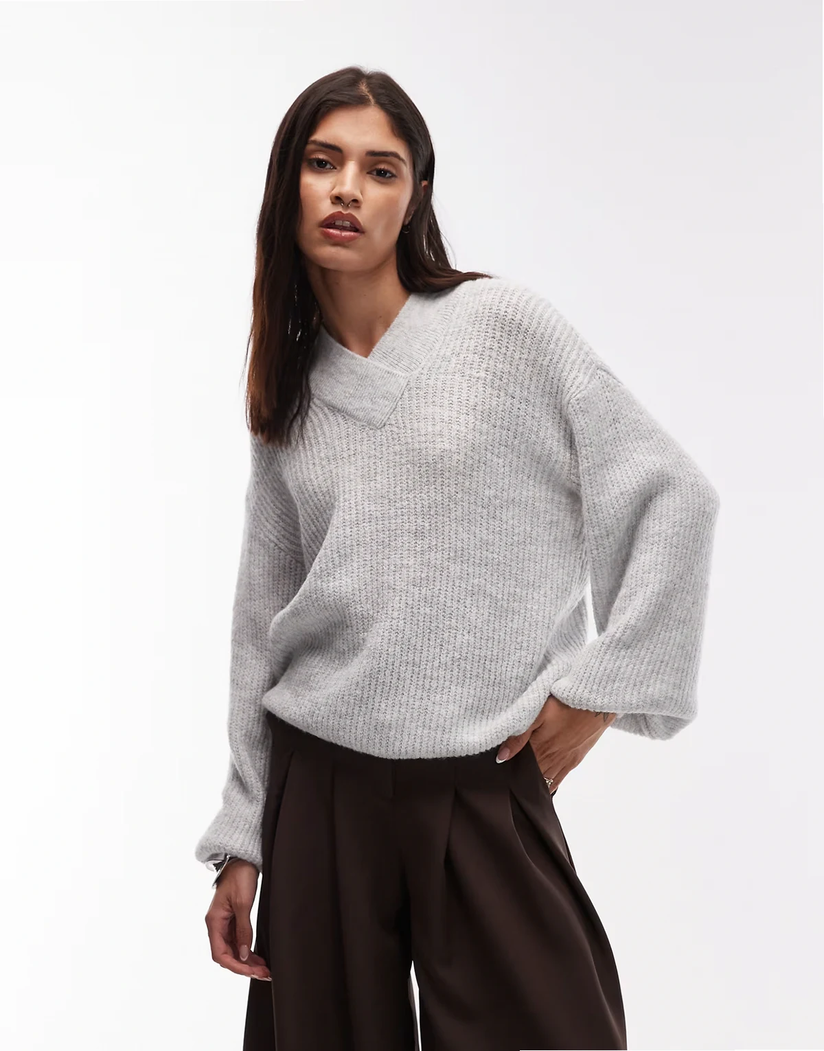 – Szary sweter oversize z dekoltem w szpic