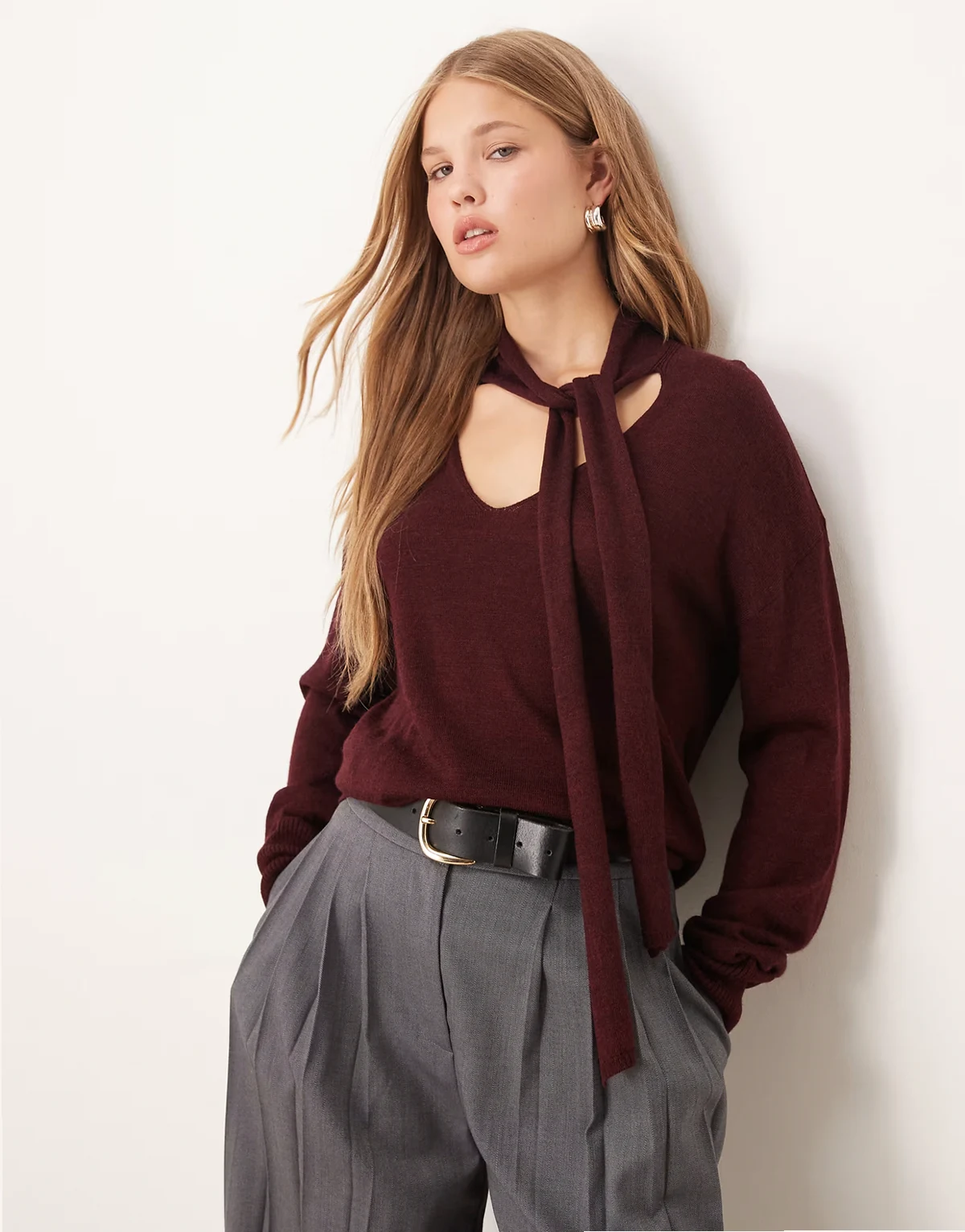 – Strickpullover in Burgunderrot mit Schal-Detail und V-Ausschnitt