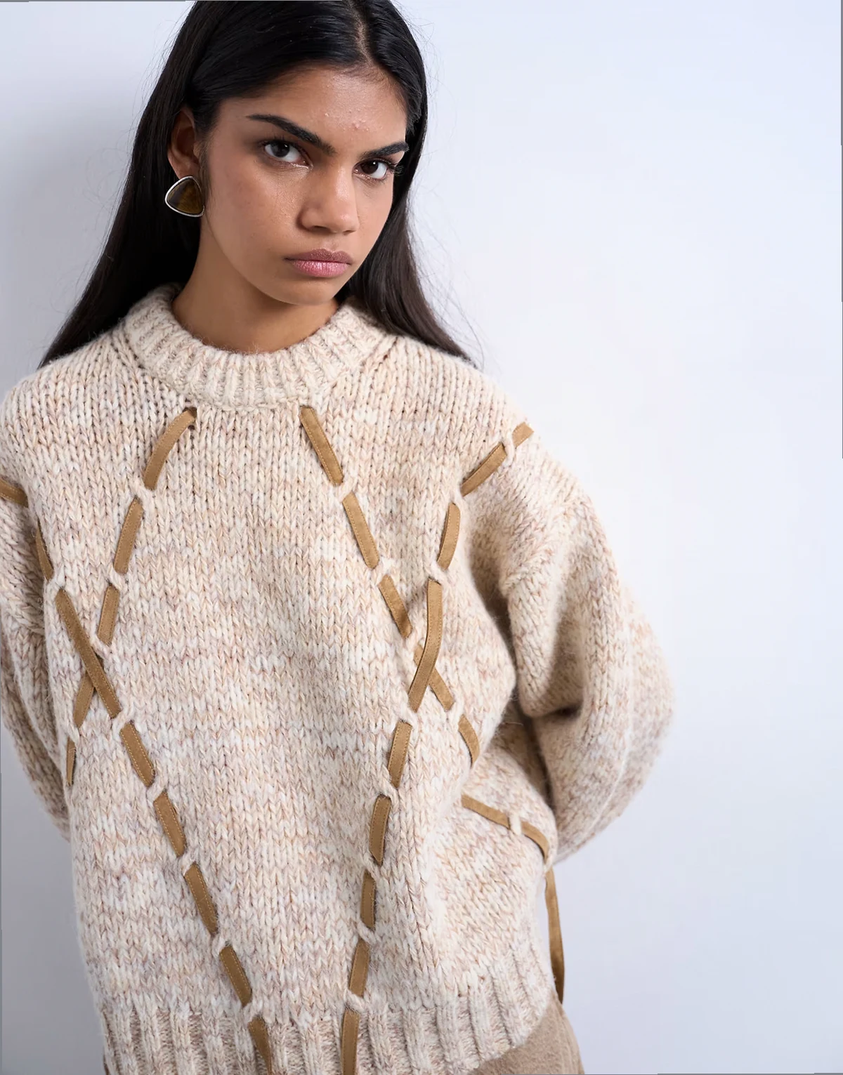 – Brązowy sweter z zamszowymi paskami w romby