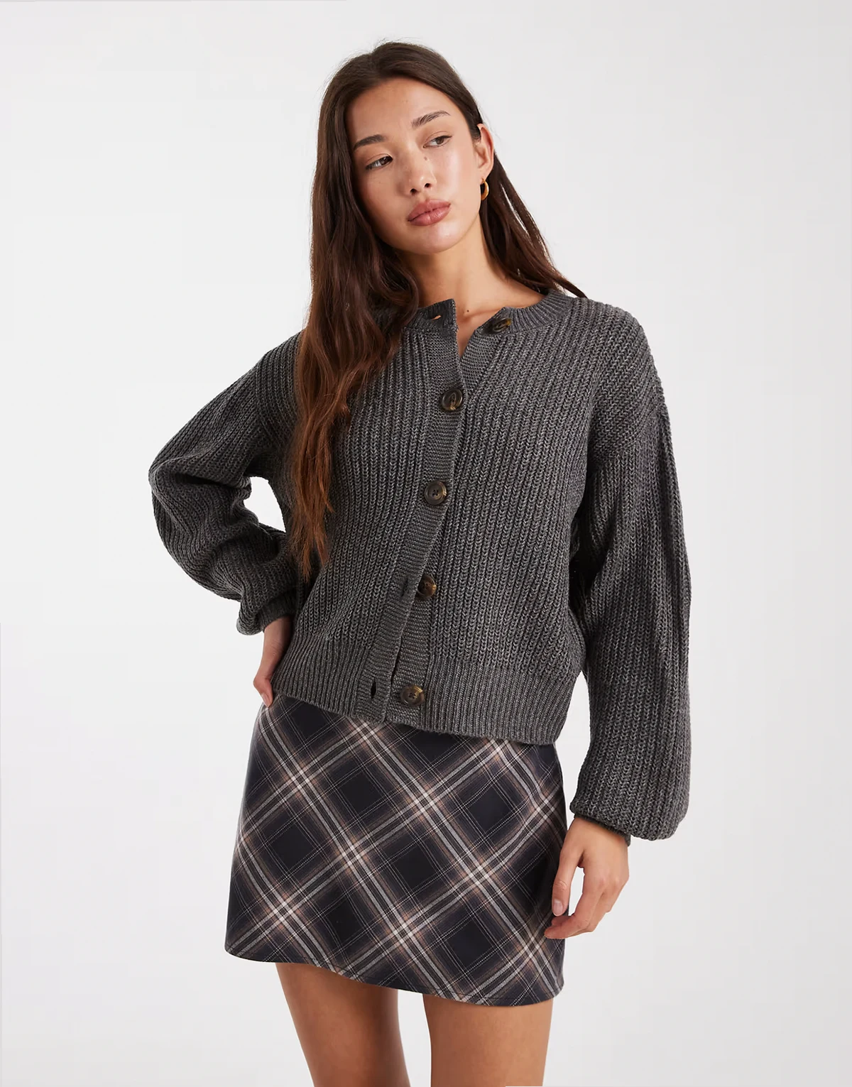 – Breit gerippte Strickjacke in Asphaltgrau mit Rundhalsausschnitt