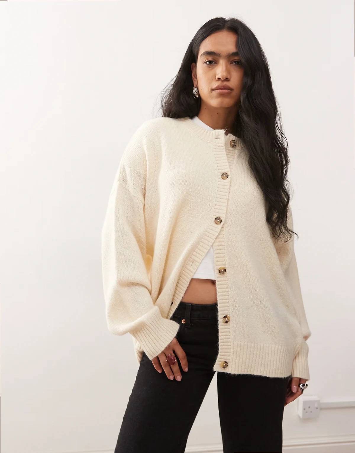 – Oversize-Strickjacke in Creme mit Rundhalsausschnitt