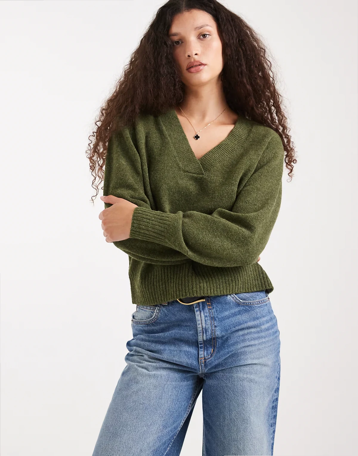 – Weicher Oversize-Pullover in meliertem Grün mit V-Ausschnitt