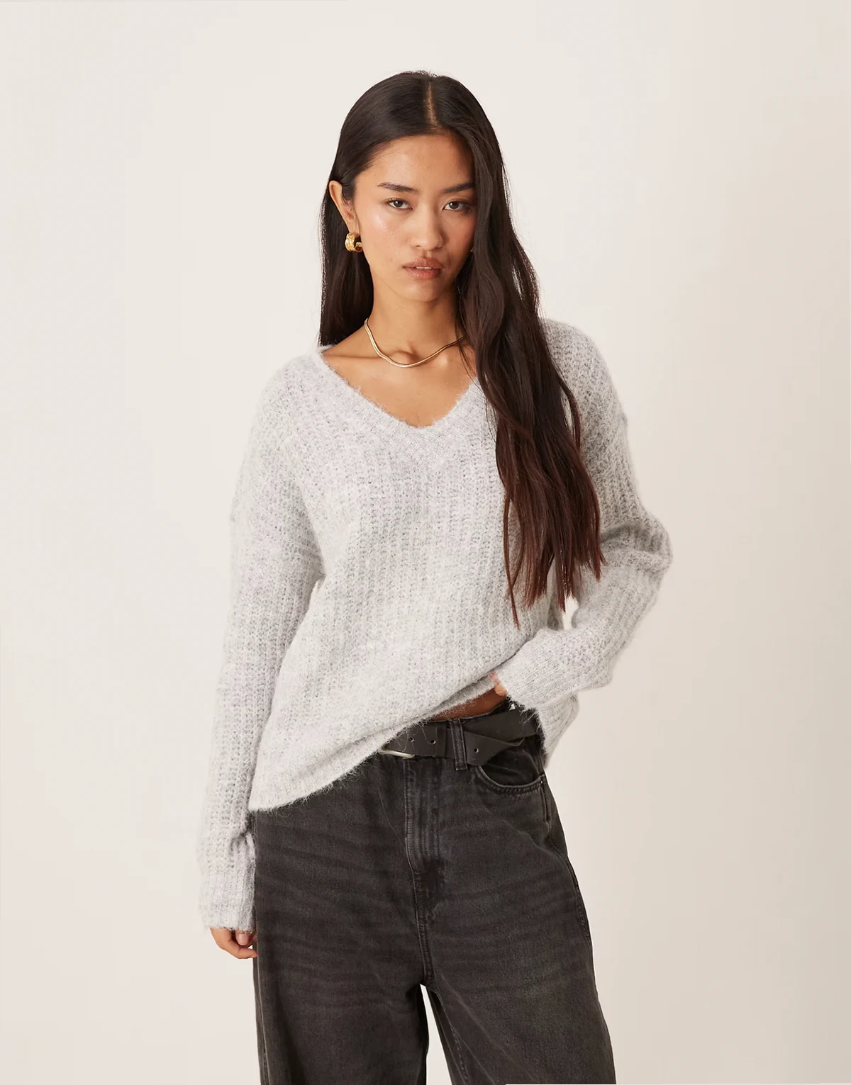 – Flauschiger Oversize-Strickpullover in meliertem Mittelgrau mit V-Ausschnitt