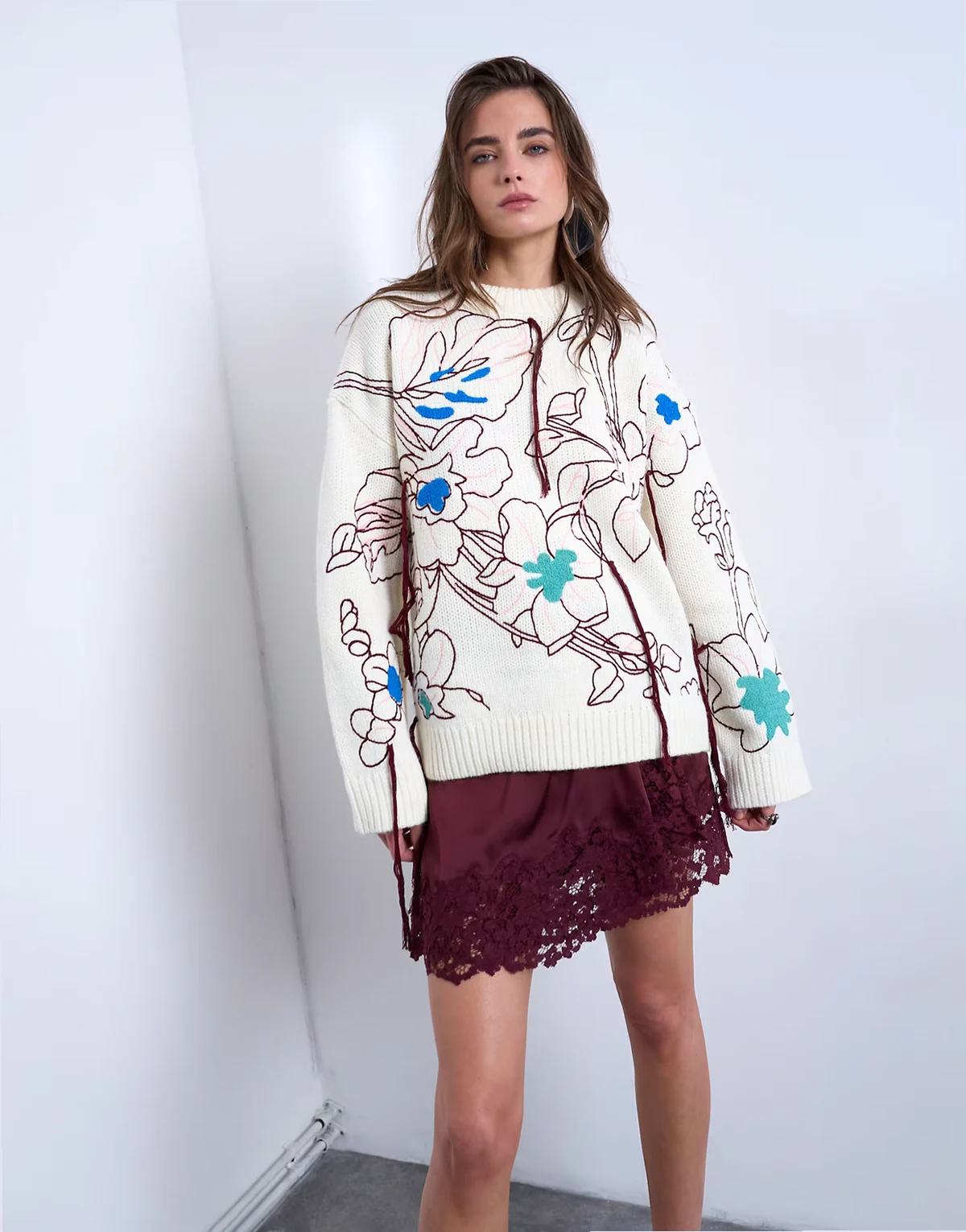 – Sweter premium oversize z dzianiny w kolorze kości słoniowej w haftowany wzór