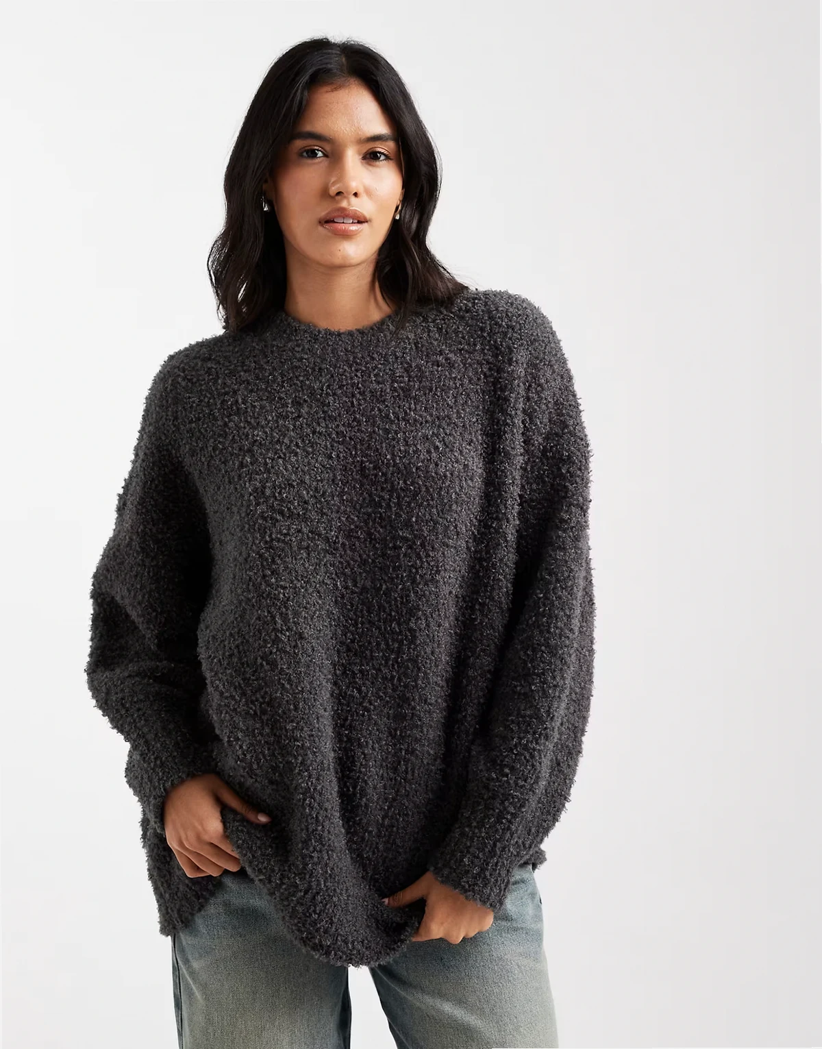 – Grafitowy sweter oversize z zaokrąglonym dołem z dzianiny boucle