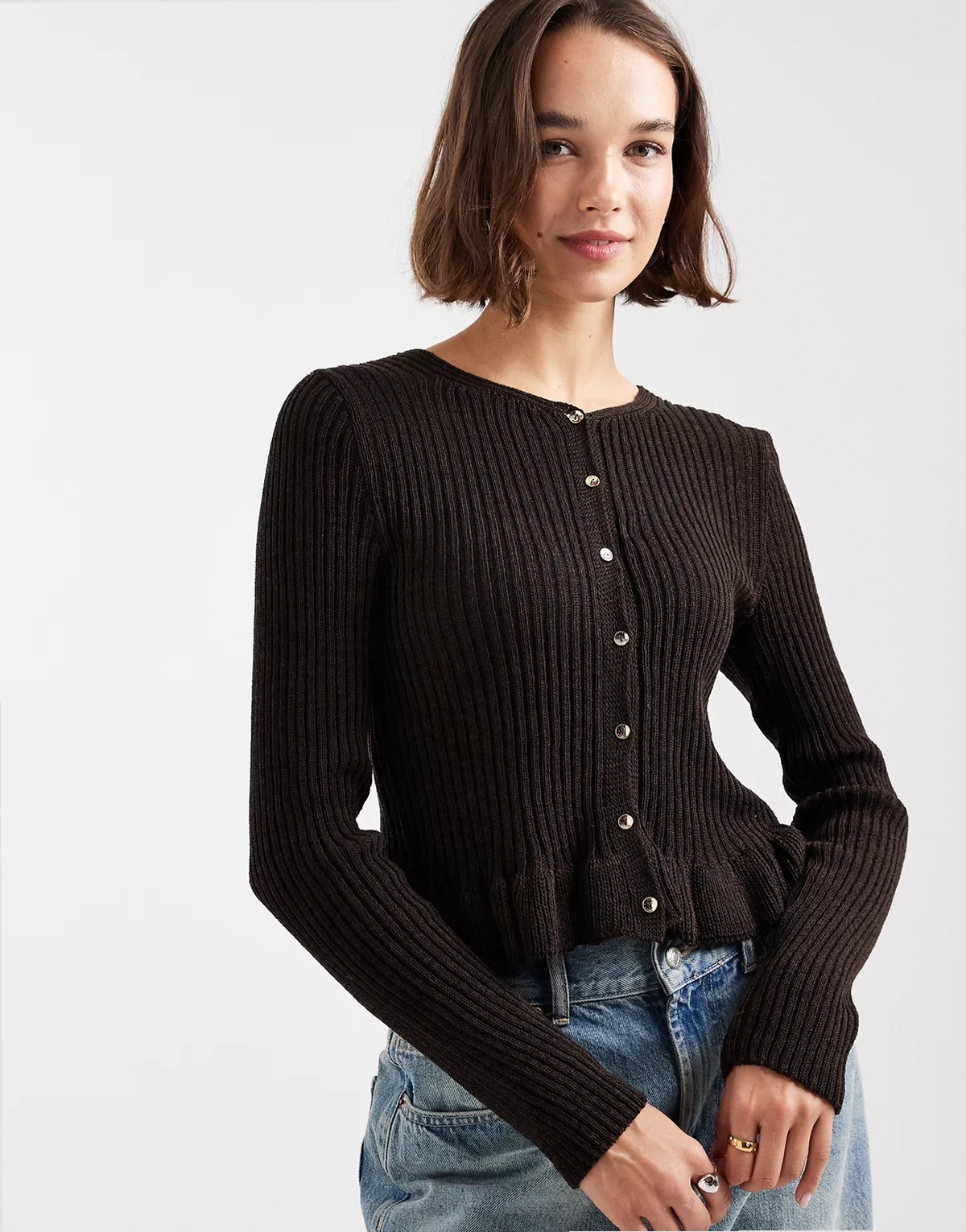 – Strickjacke in Schokobraun mit Schößchen