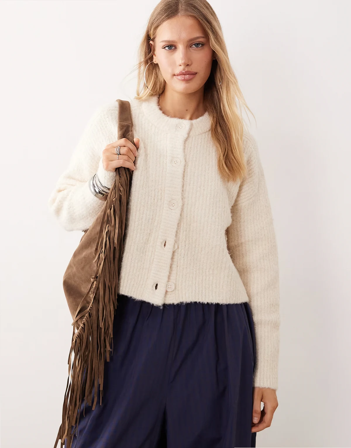 – Strickjacke aus Bouclé in Creme mit Knopfleiste