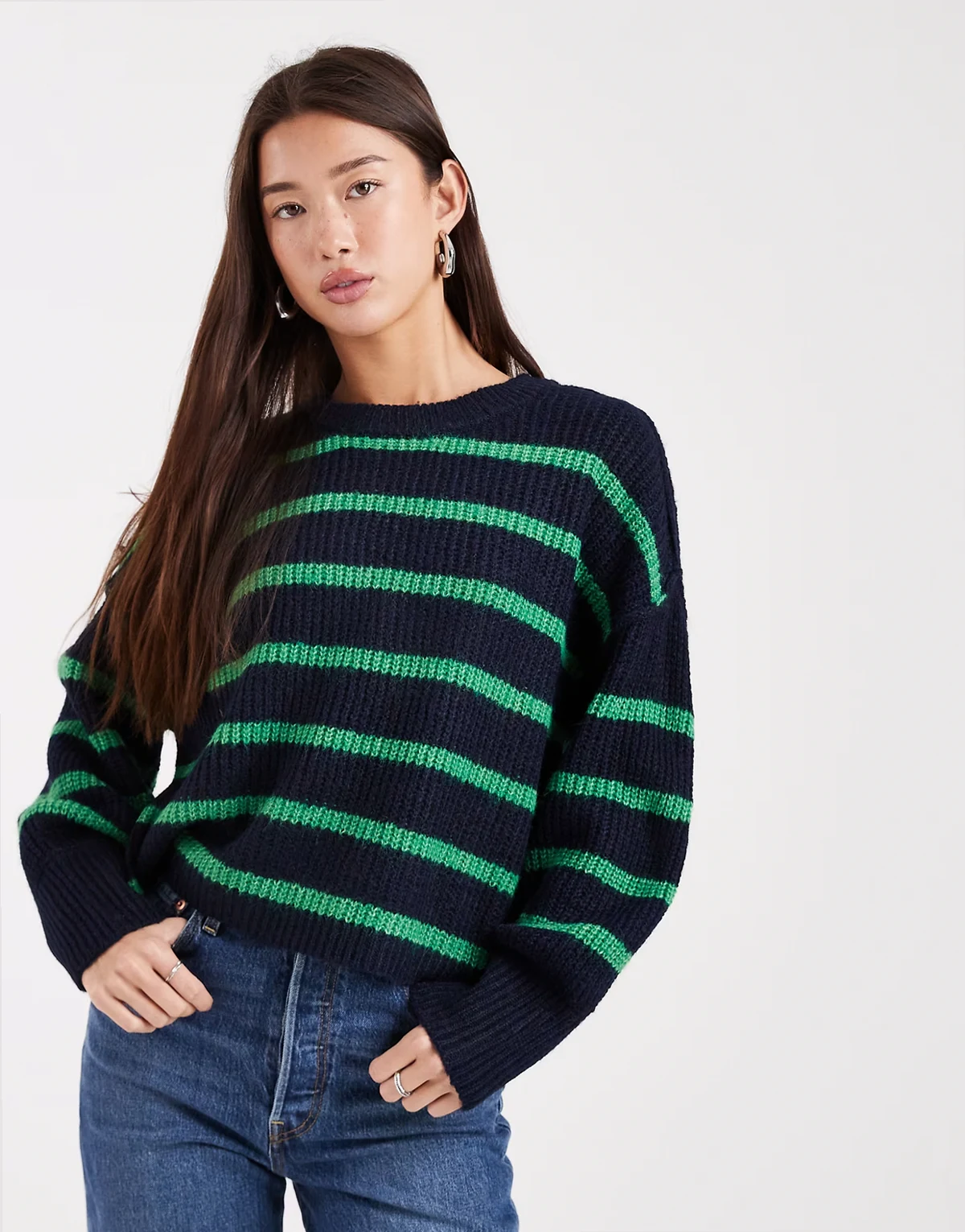 – Lockerer, gestreifter Pullover in Marineblau