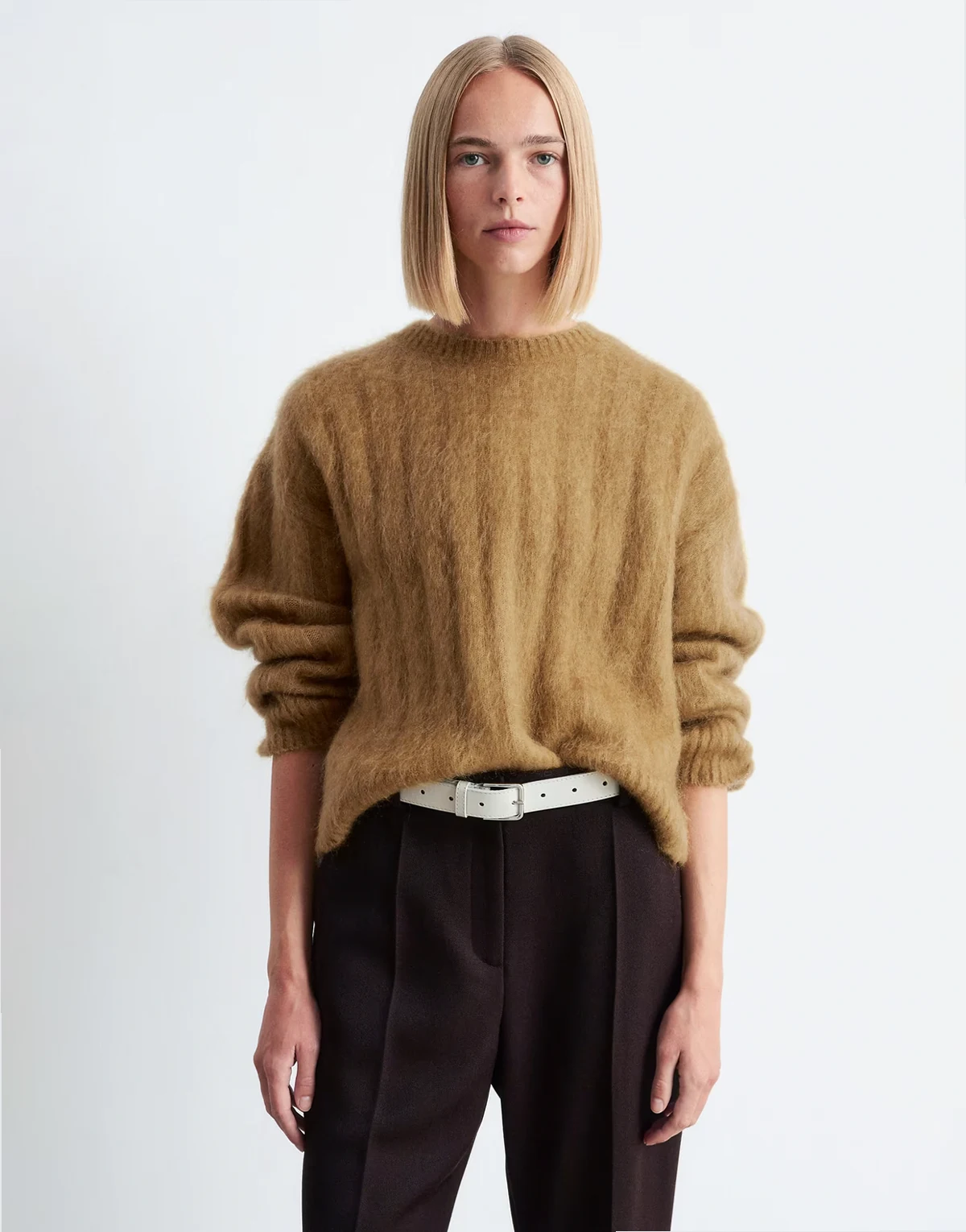 – Superweicher, flauschiger Rippstrick-Pullover aus Mohair und Wolle in dunklem Beige