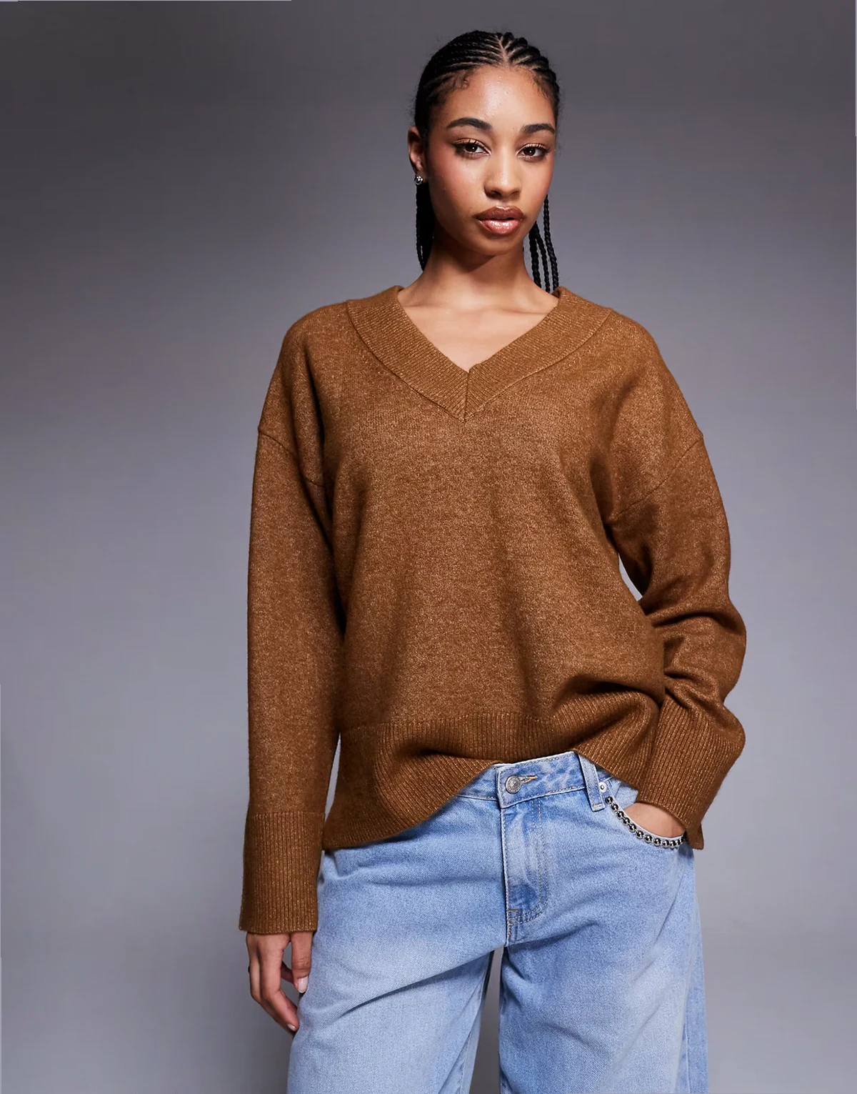 – Brązowy dzianinowy sweter z dekoltem w kształcie litery V