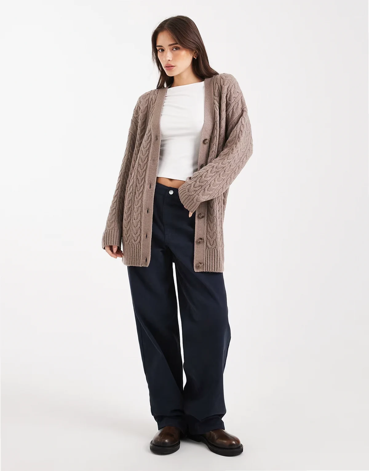 – Lang geschnittene Oversize-Strickjacke in Mokka mit Zopfmuster