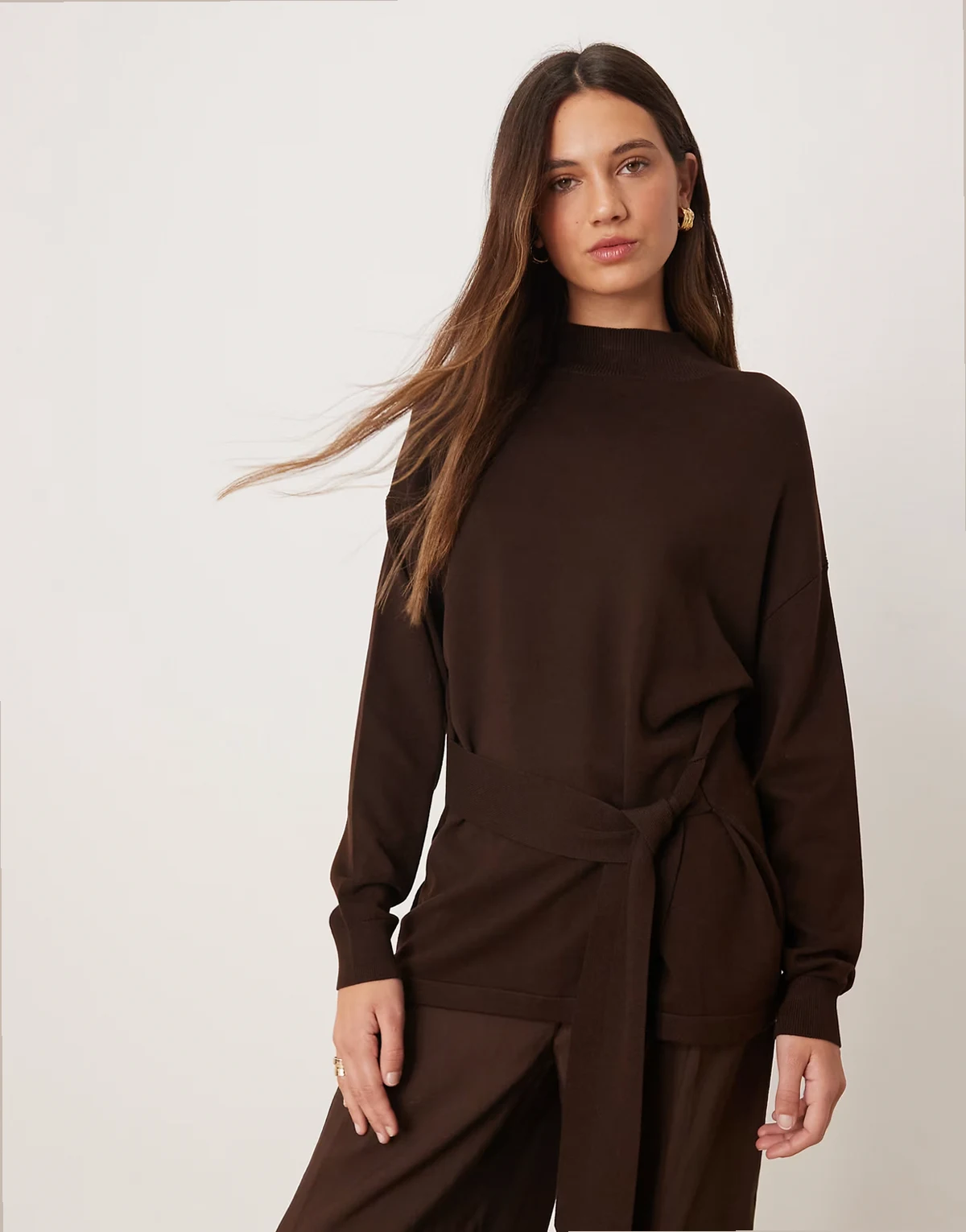 – Hochgeschlossener Strickpullover in Dunkelbraun mit Bindeband in der Taille