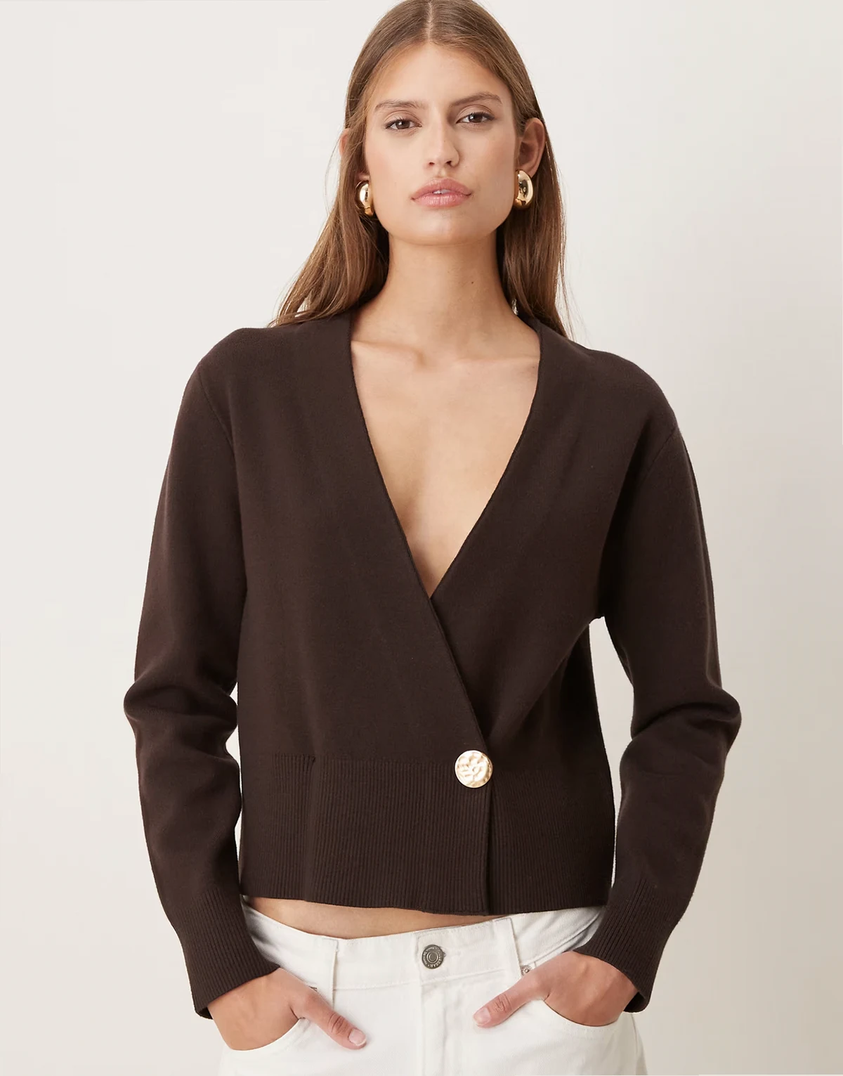 – Strickjacke in Braun aus kompaktem Strickstoff mit auffälligen, goldfarbenen Knöpfen