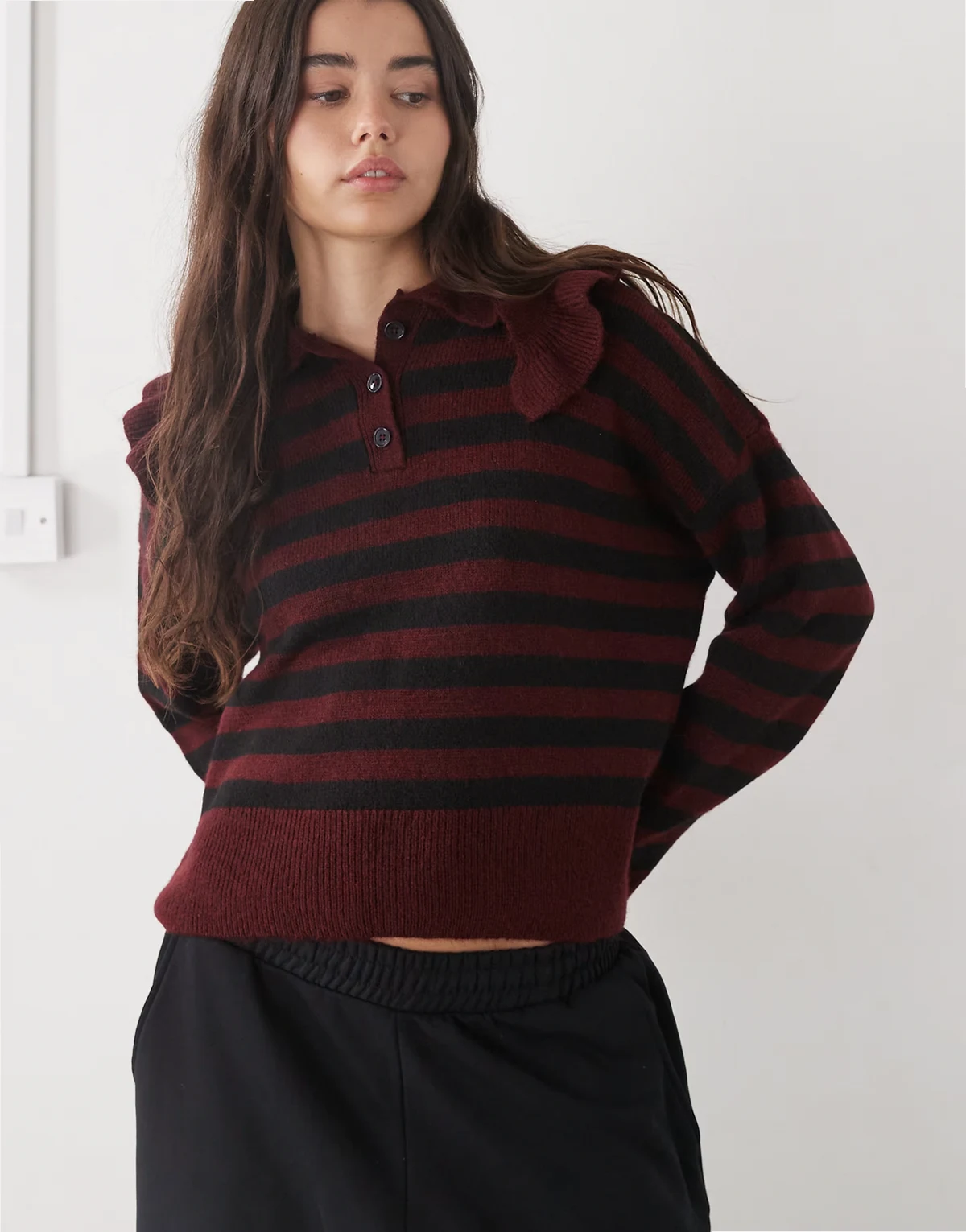 – Gestreifter Henley-Strickpullover in Burgunderrot mit Bubikragen