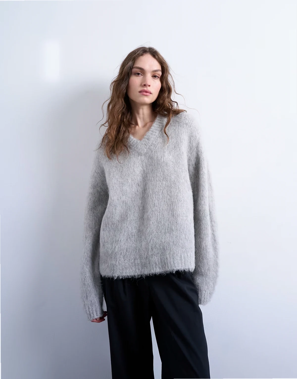 – Jasnoszary sweter premium z puszystej dzianiny z wełną alpaki z dekoltem w szpic