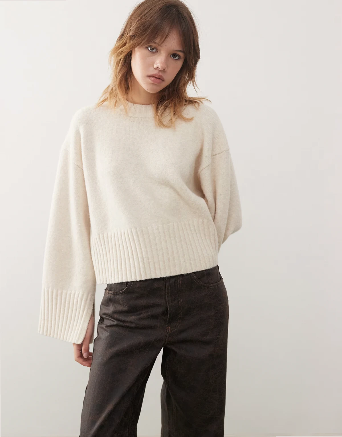 – Strickpullover in Weiß mit Rundhalsausschnitt, gerippten Bündchen und Saumdetail