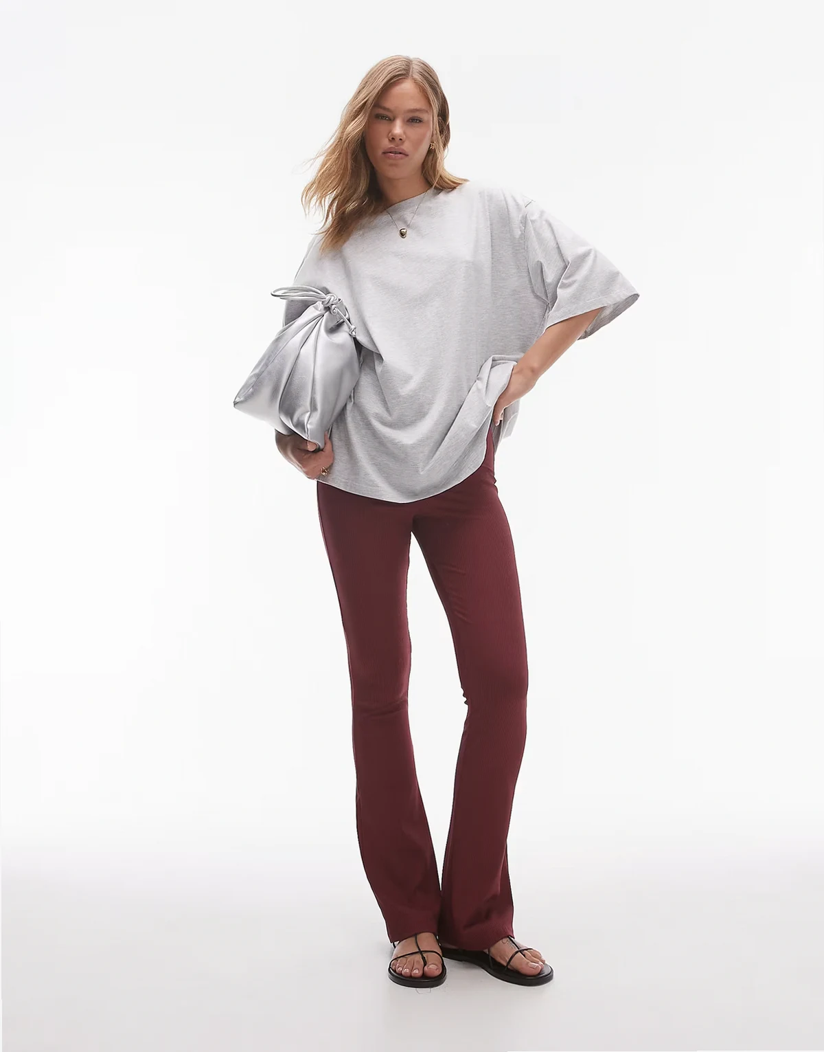 – Gerippte Skinny Fit Schlaghose in Burgunderrot