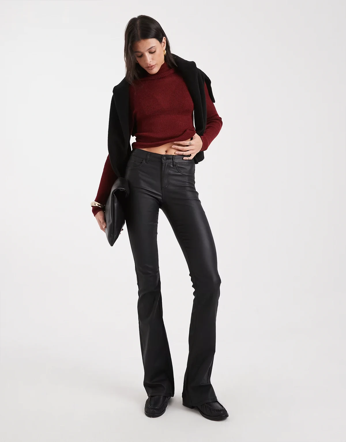 – Powlekane czarne spodnie z rozszerzanymi nogawkami i średnim stanem