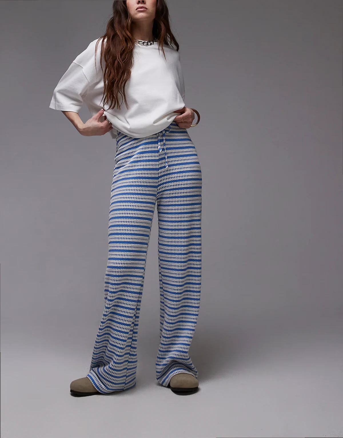– Strukturierte Hose in gestreiftem Blau mit weitem Bein