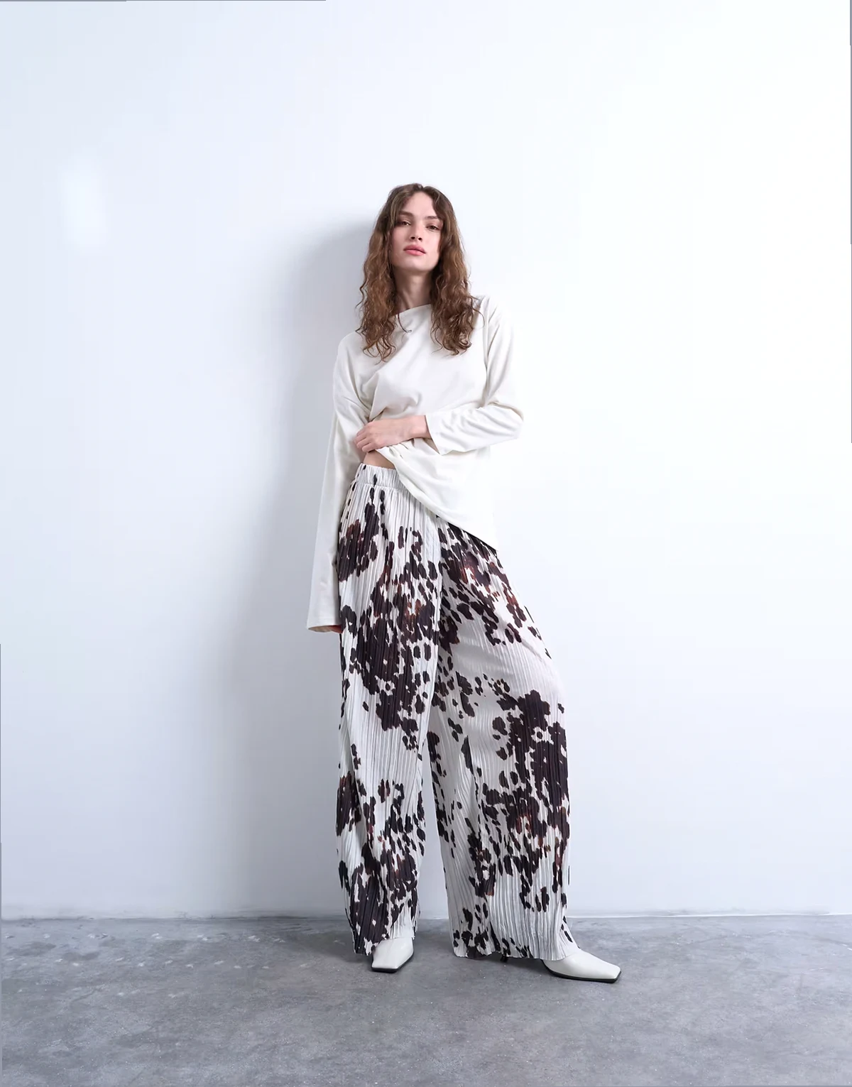 – Weit geschnittene Hose mit Kuhfellmuster mit Knitterstruktur