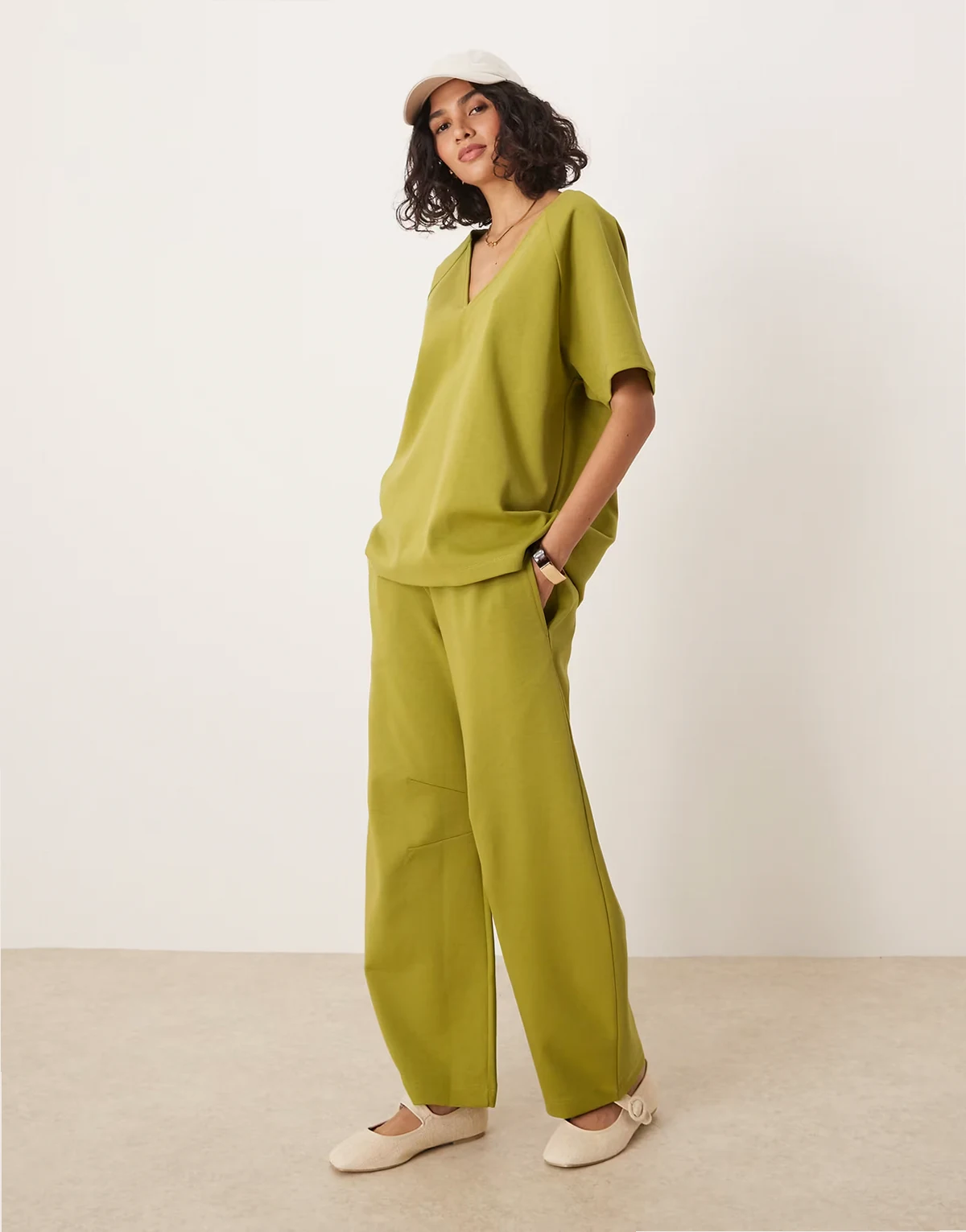 – Barrel-Jogginghose aus Interlock-Stoff in Khaki, Kombiteil