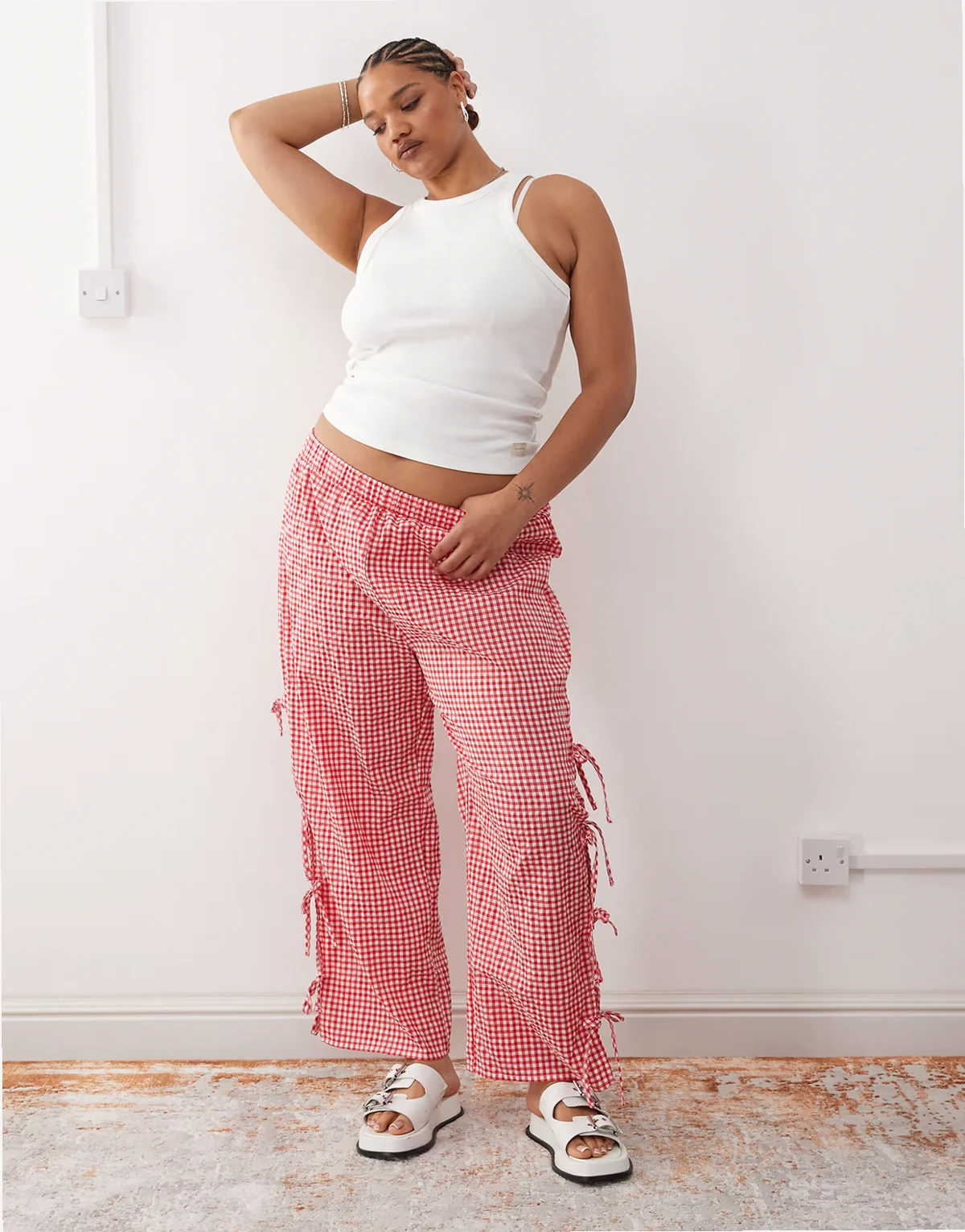 – Hose mit rotem Vichy-Karomuster, weitem Bein und Bindedetail