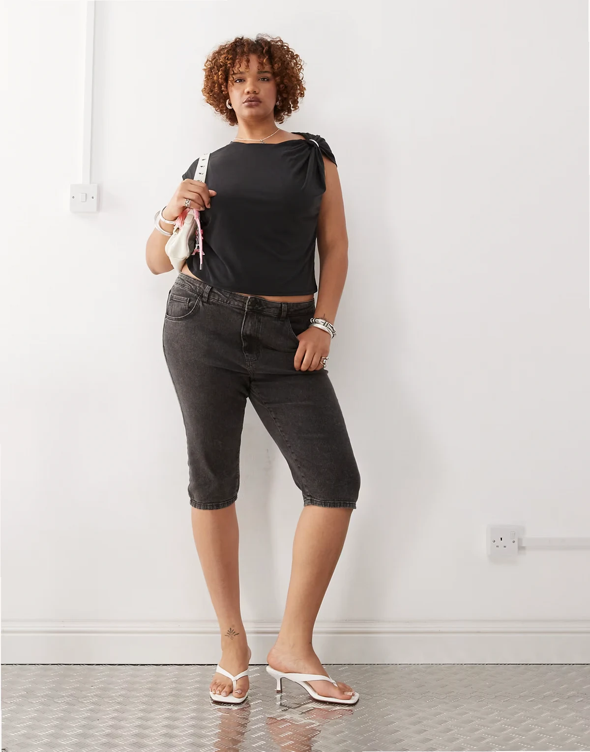 – Caprihose aus Denim in verwaschenem Schwarz