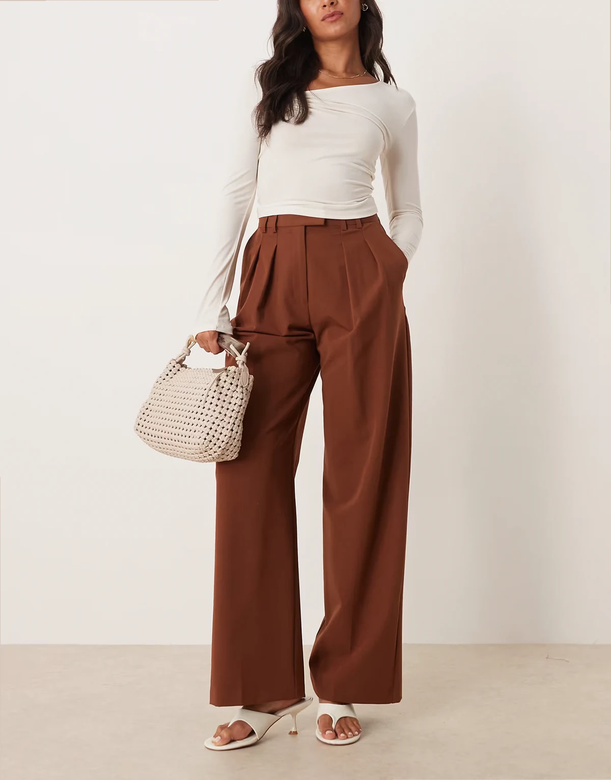– Elegante Hose in dunklem Karamell mit weitem Bein und Bundfalten