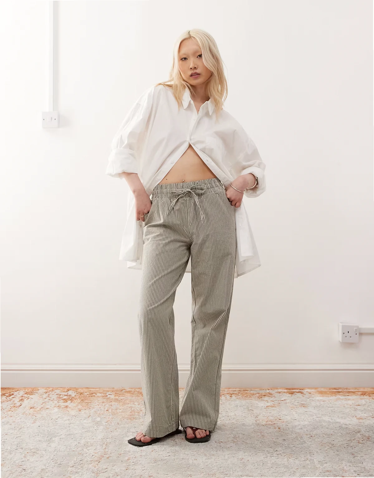 – Vorne gebundene Hose mit grauen Streifen und weitem Bein