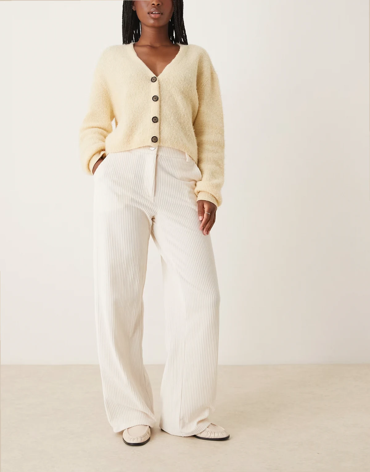 – Cordhose in Creme mit hohem Bund