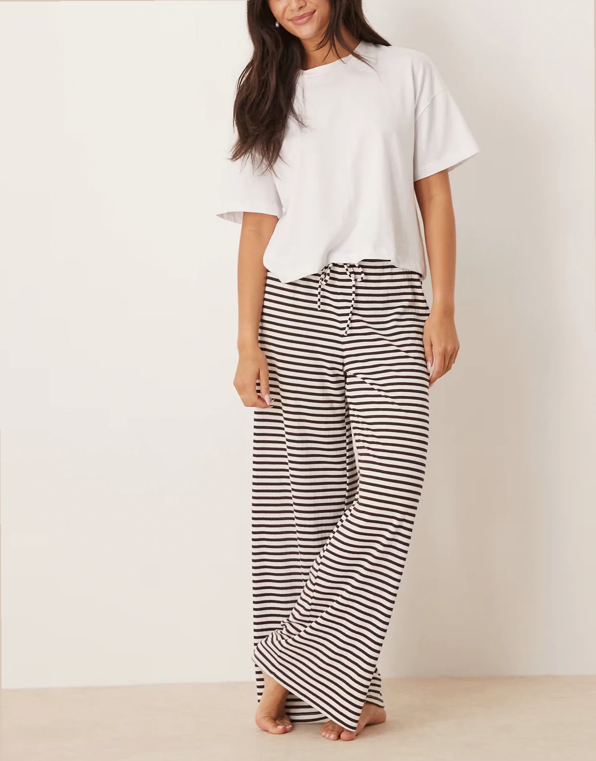 – Superweiche, gestreifte Jersey-Hose in Weiß-Braun mit weitem Bein und Kordelzugbund