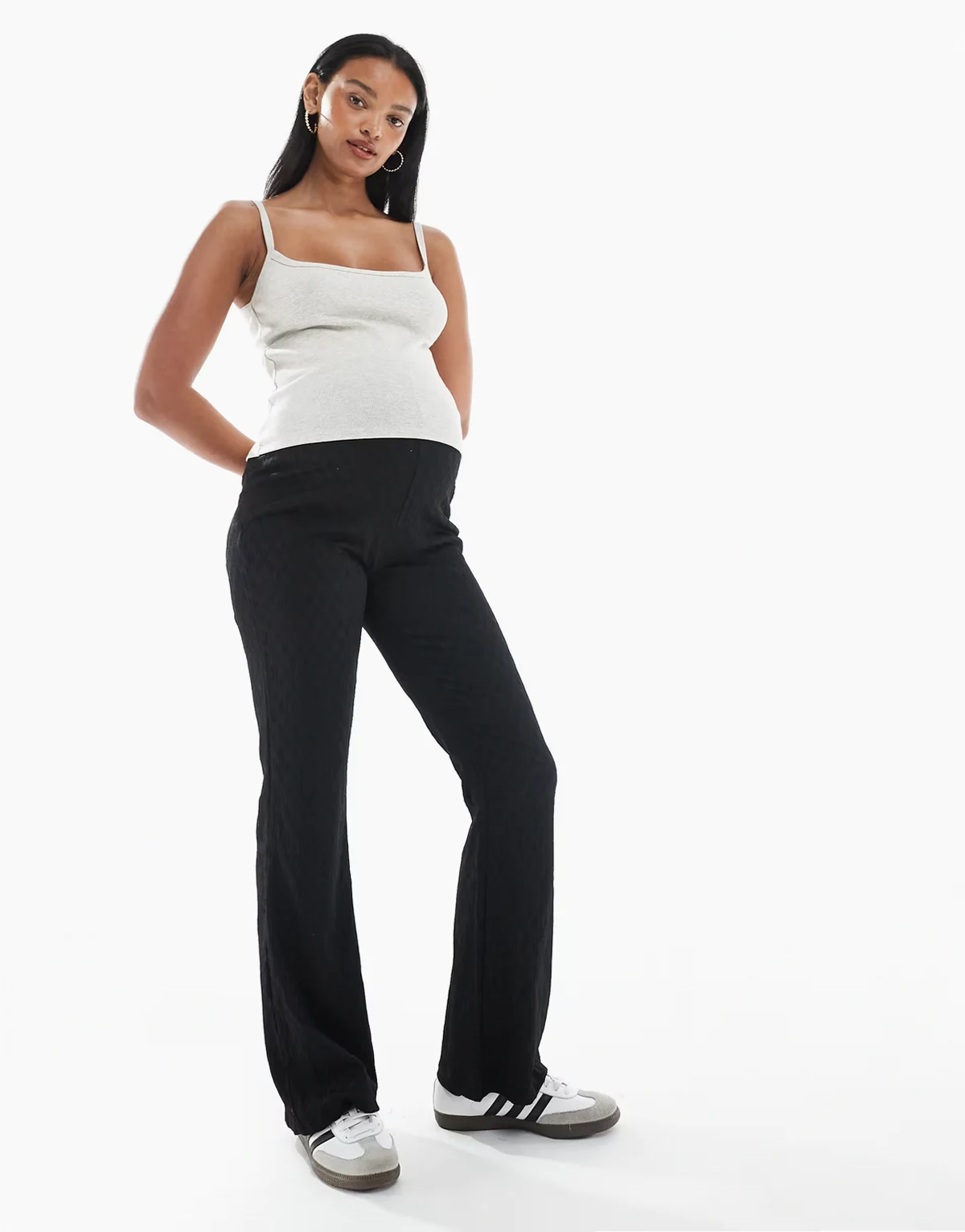 Mamalicious Maternity – Elastische Schlaghose aus strukturiertem Jacquard in Schwarz
