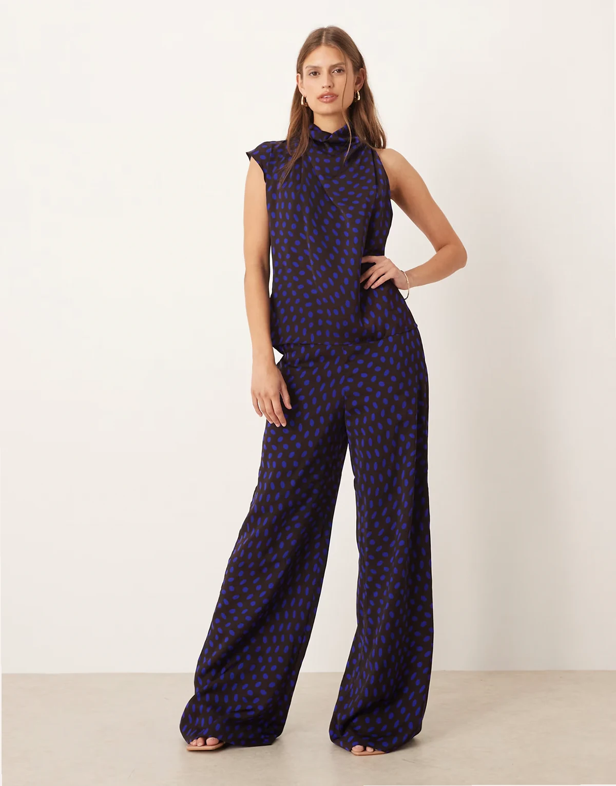 – Hose aus Satin in Braun mit Punktmuster und weitem Bein, Kombiteil